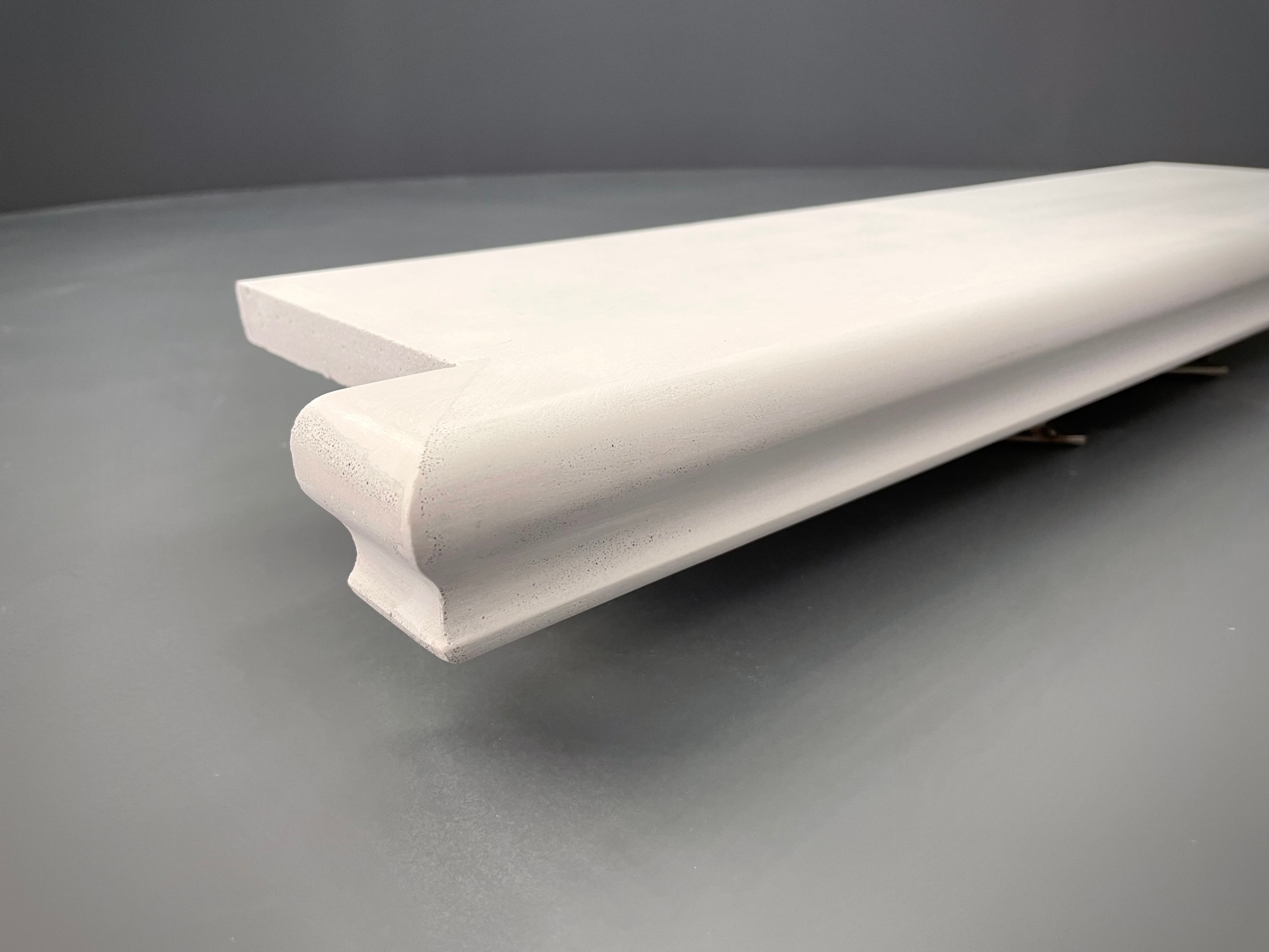 Schöne gerundete Außenfensterbank SLB 590 mit dünner Leibungsplatte