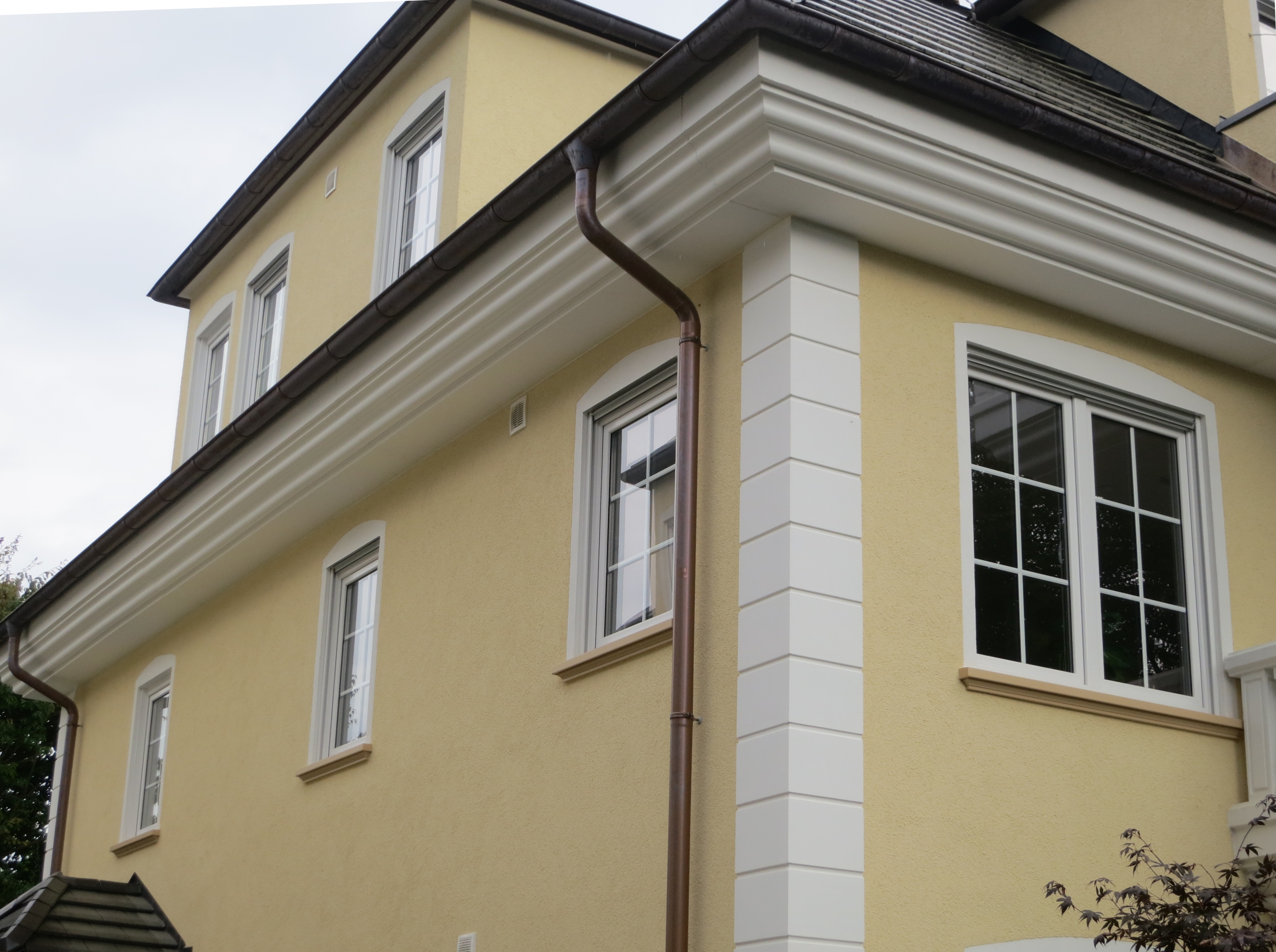 Außenfensterbänke SLB 540 aus Beton an gelb verputzter Hausfassade