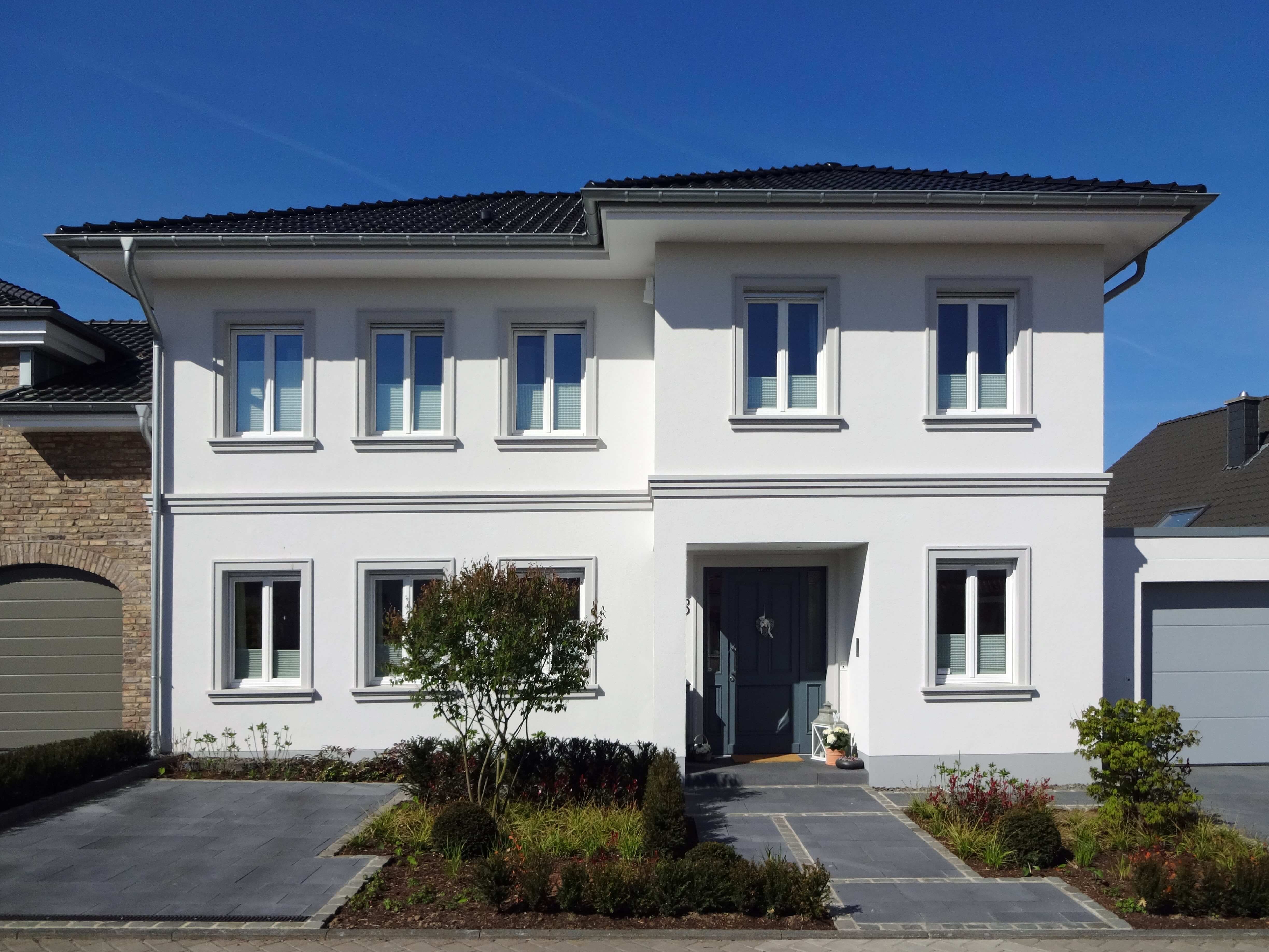 Stadtvilla mit modernen Außenfensterbänken SLB 520 und Gesims GP 12-06