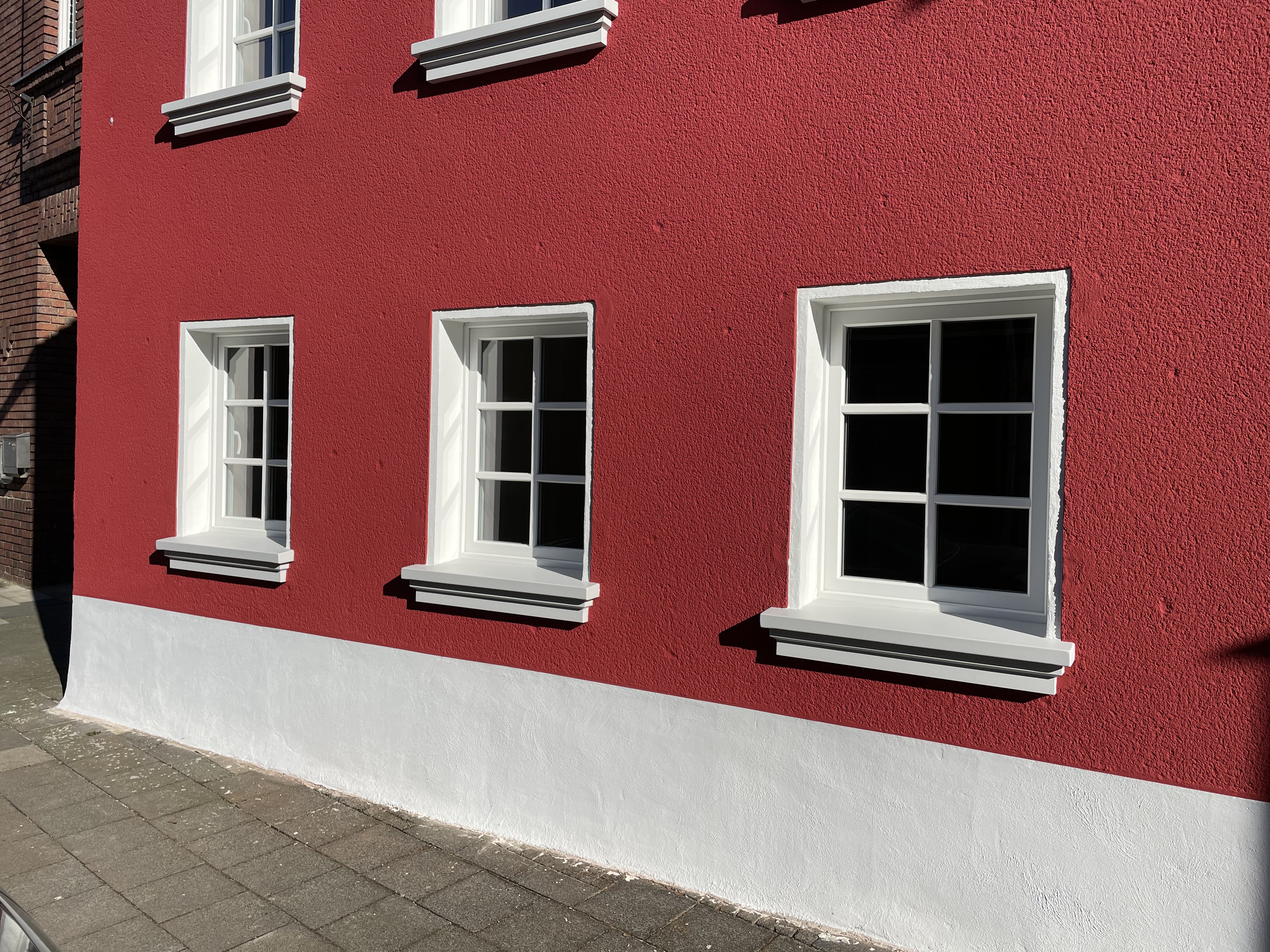 Außenfensterbänke SLB 520 an einer rot verputzten Hausfassade
