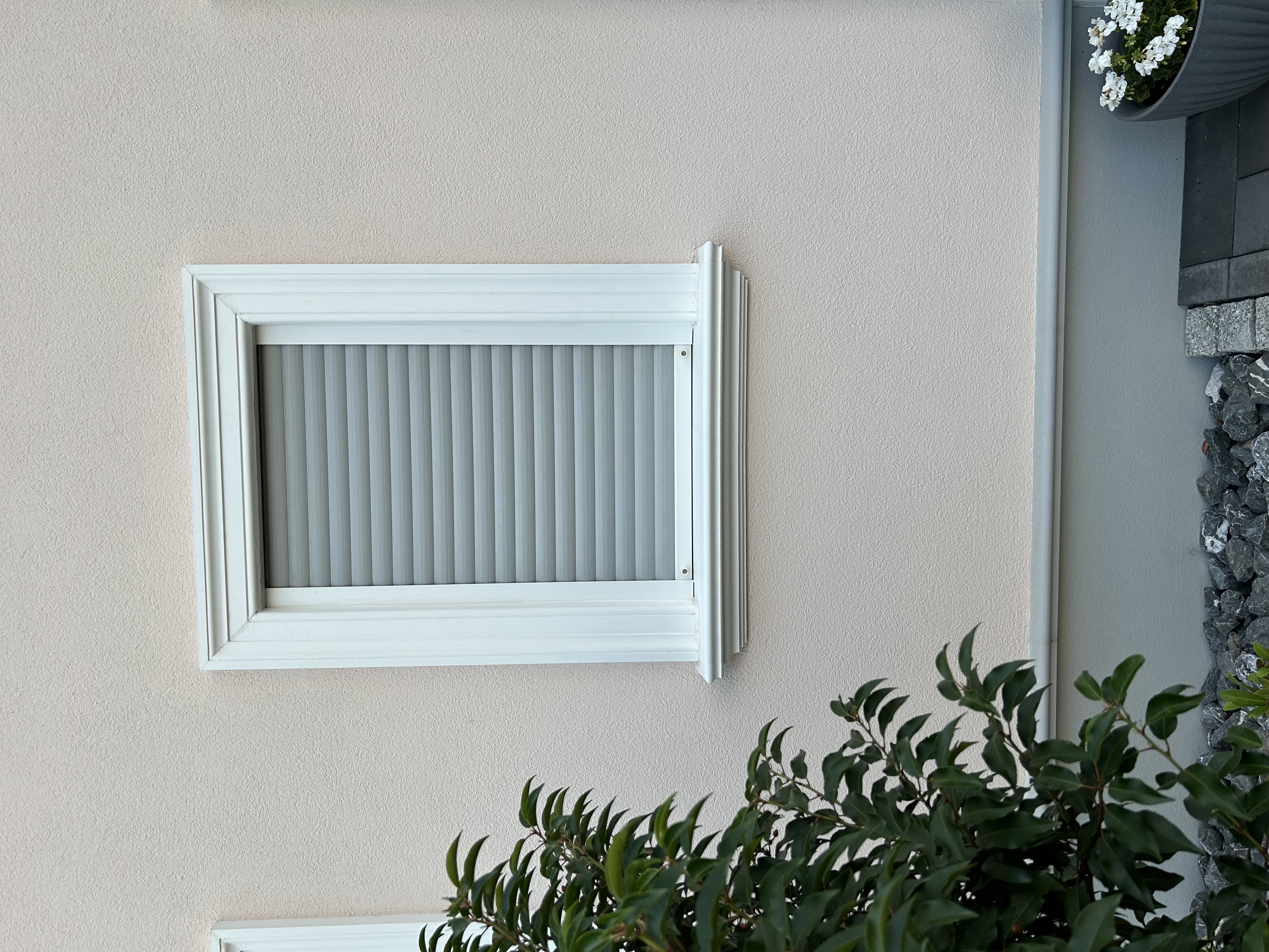 Fensterbank außen SLB 570, Flachgewände FLG 500 und Sockelleiste GP 06-05