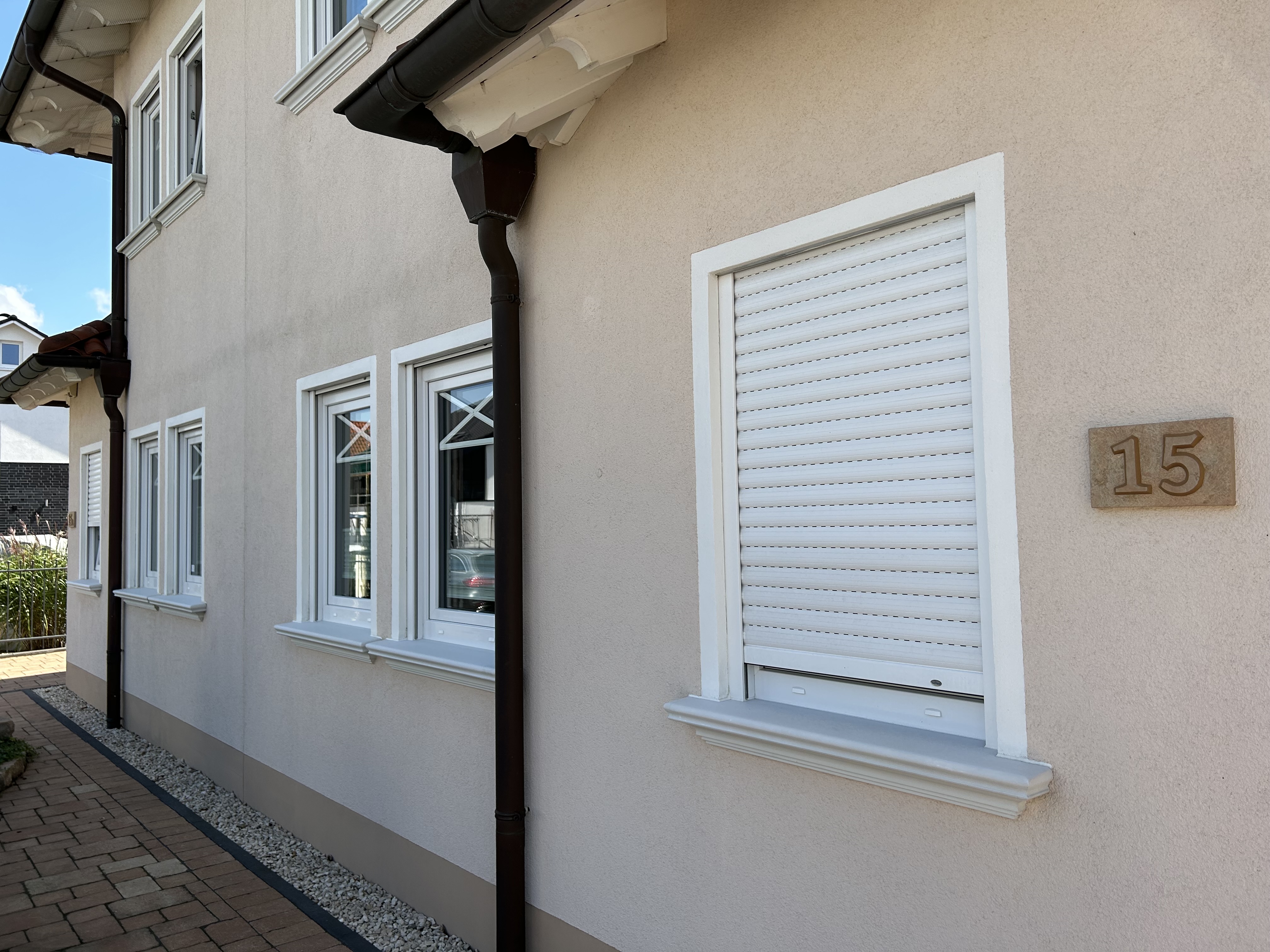 Haus mit Fensterbänken SLB 570 an Fenstern mit weißen Putzfaschen