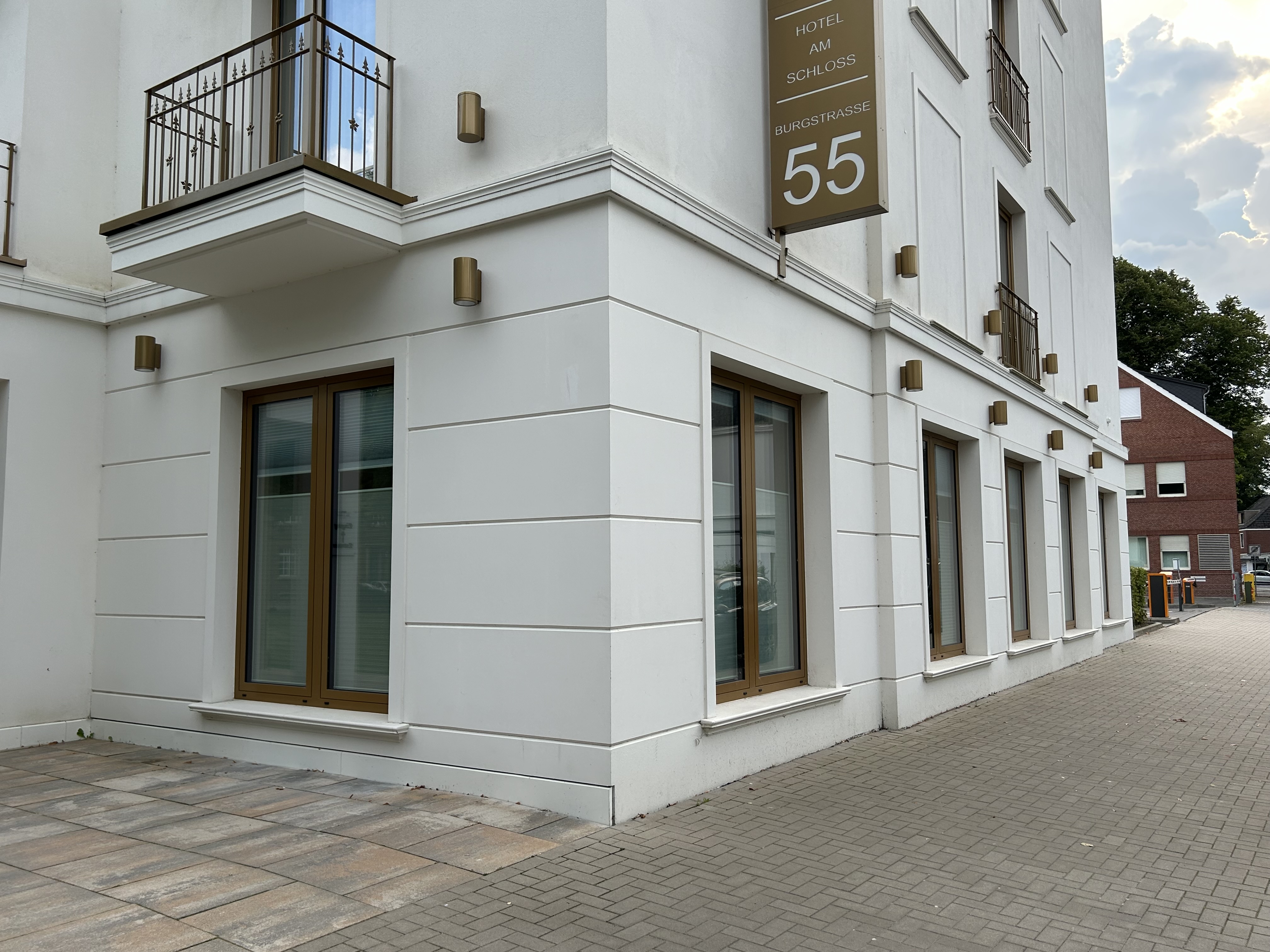 Größeres Haus mit Außenfensterbänken SLB 570 aus Beton