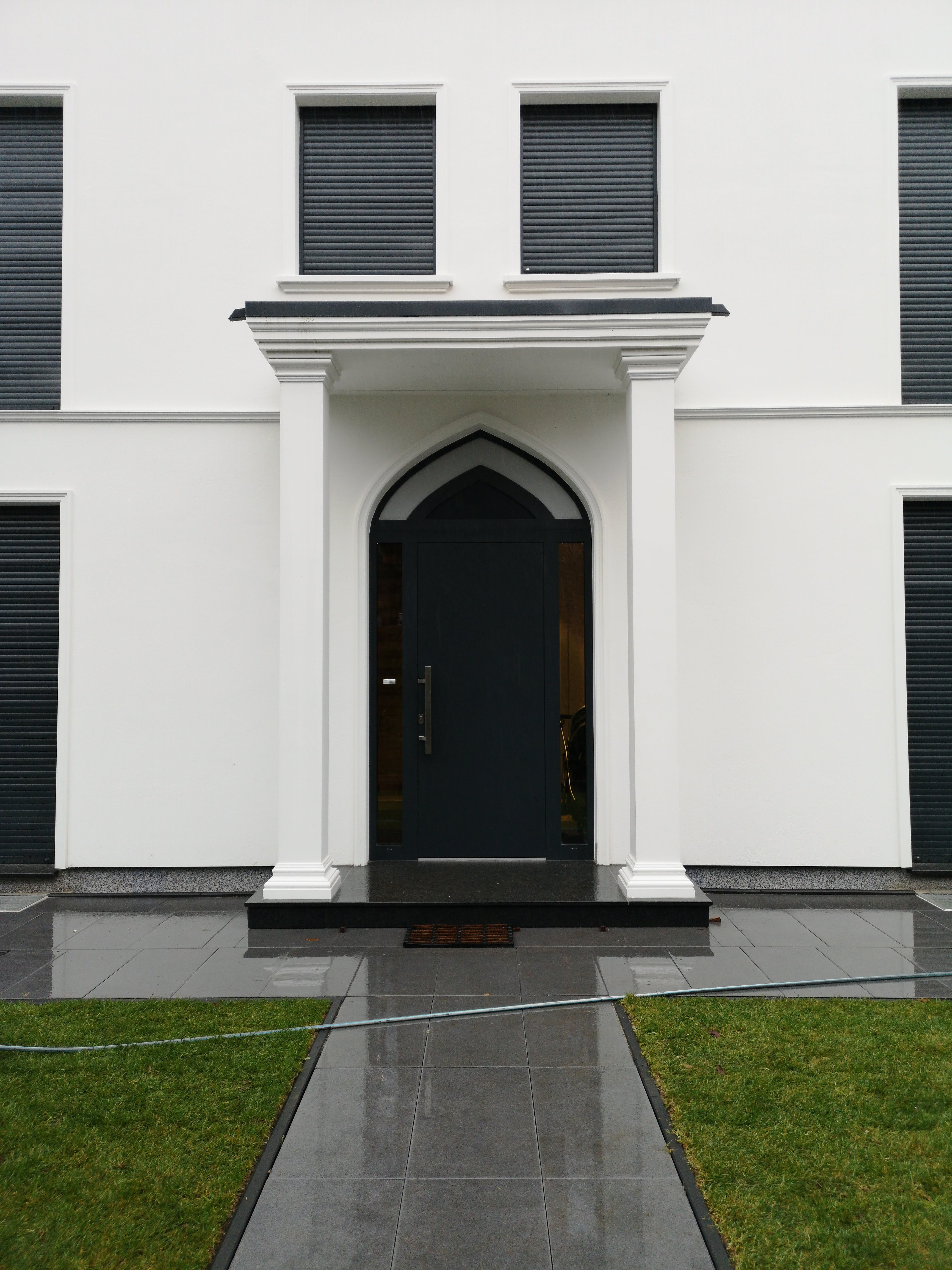 Außenfensterbänke SLB 540 über einem überdachten Hauseingang mit Säulen