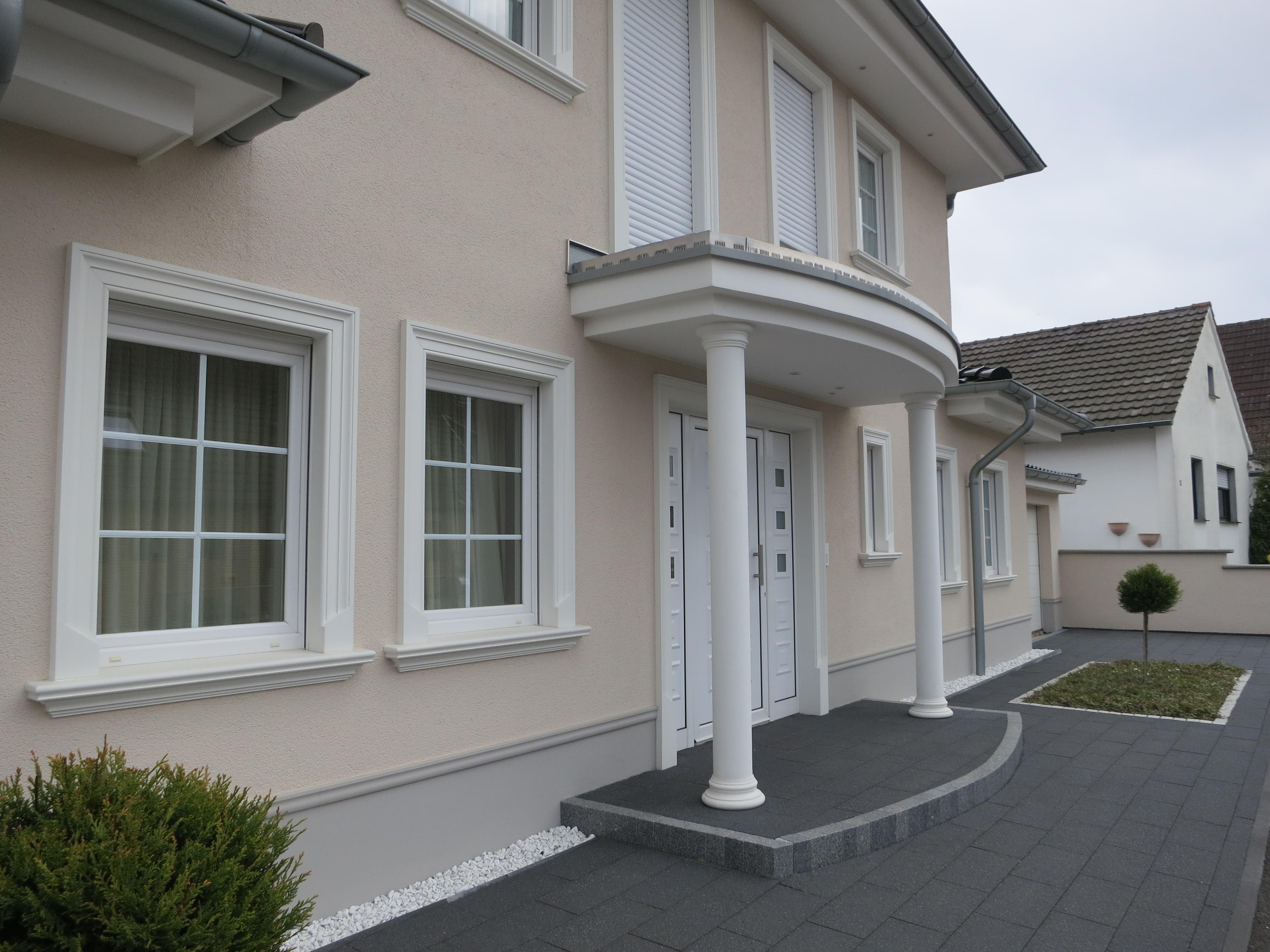 Fensterbänke außen SLB 570, Flachgewände FLG 500 und Säule 01110 von Niessen Beton