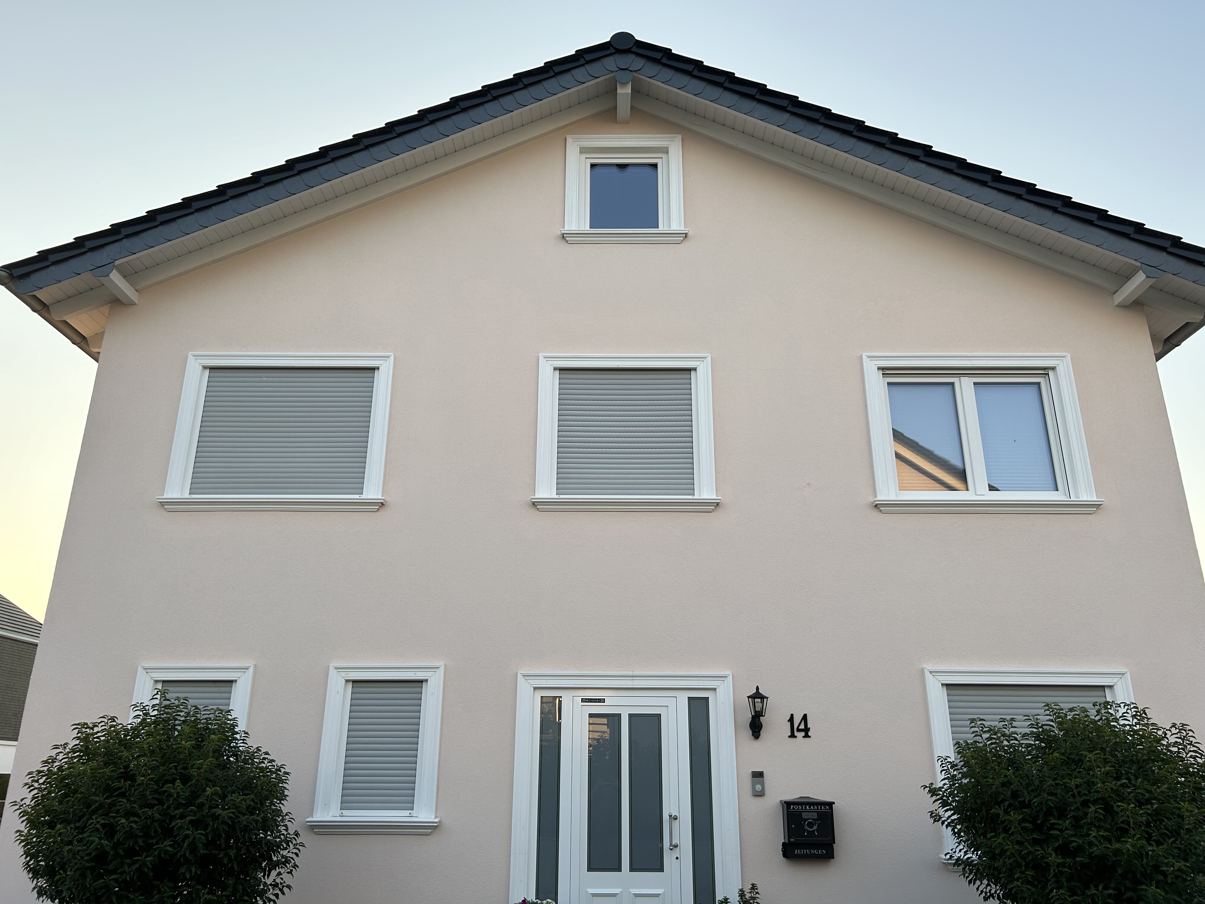 Hausfassade mit Außenfensterbänken SLB 570 sowie Tür- und Fenstergewänden FLG 500