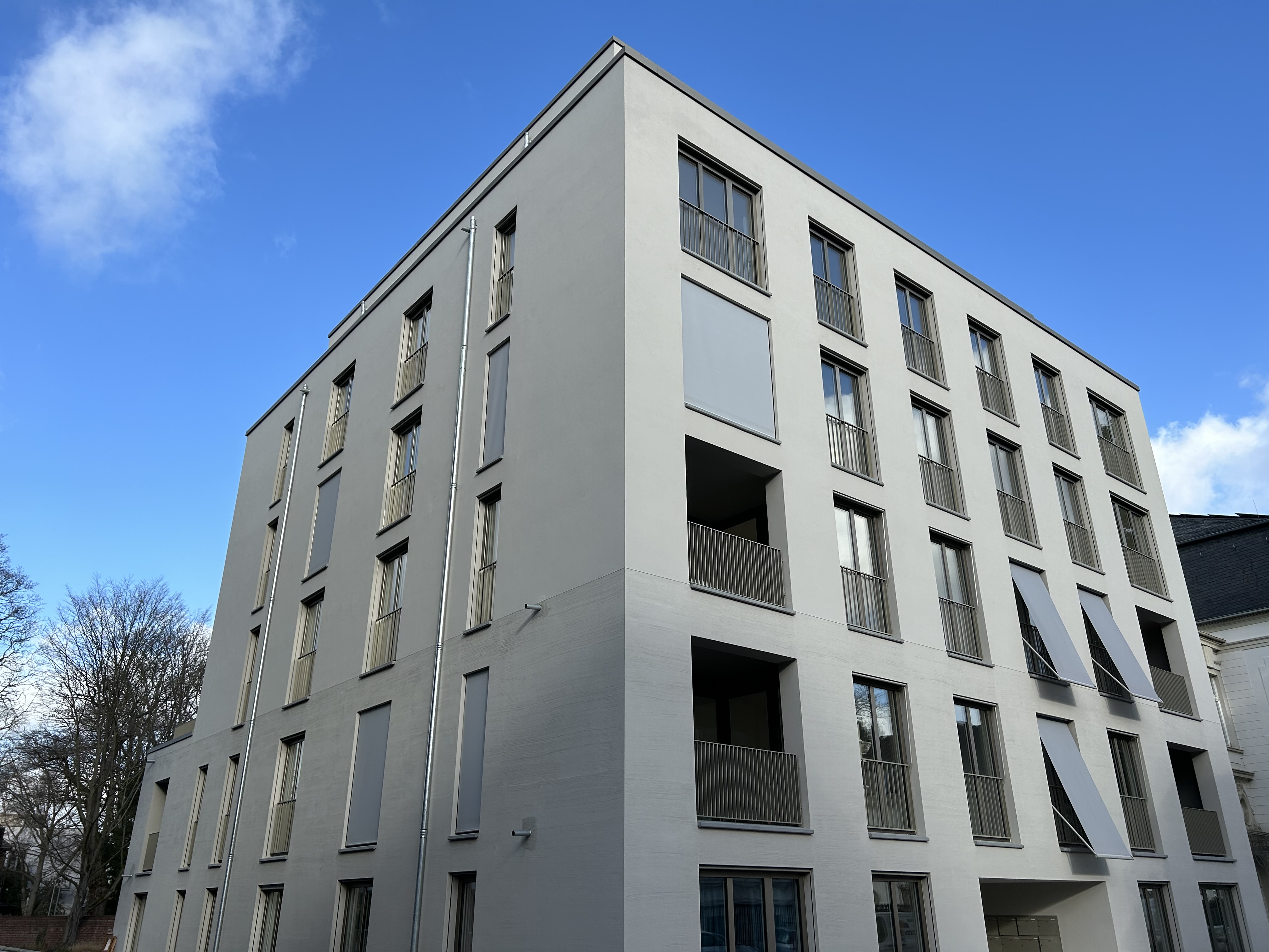 Großes Haus mit vielen Außenfensterbänken WSB 910 in mittelgrau