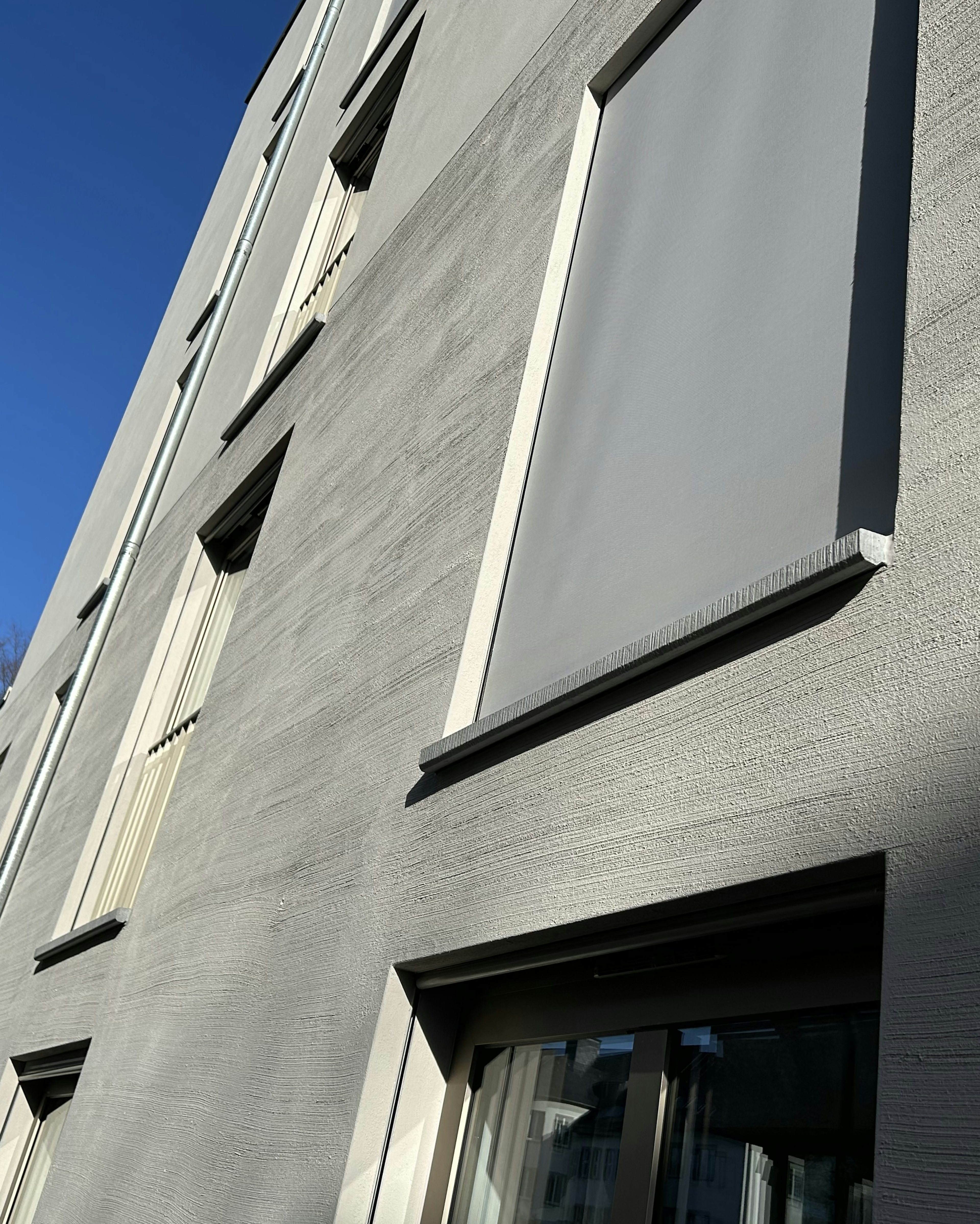 Außenfensterbänke WSB 910 in mittelgrau an einer Putzfassade