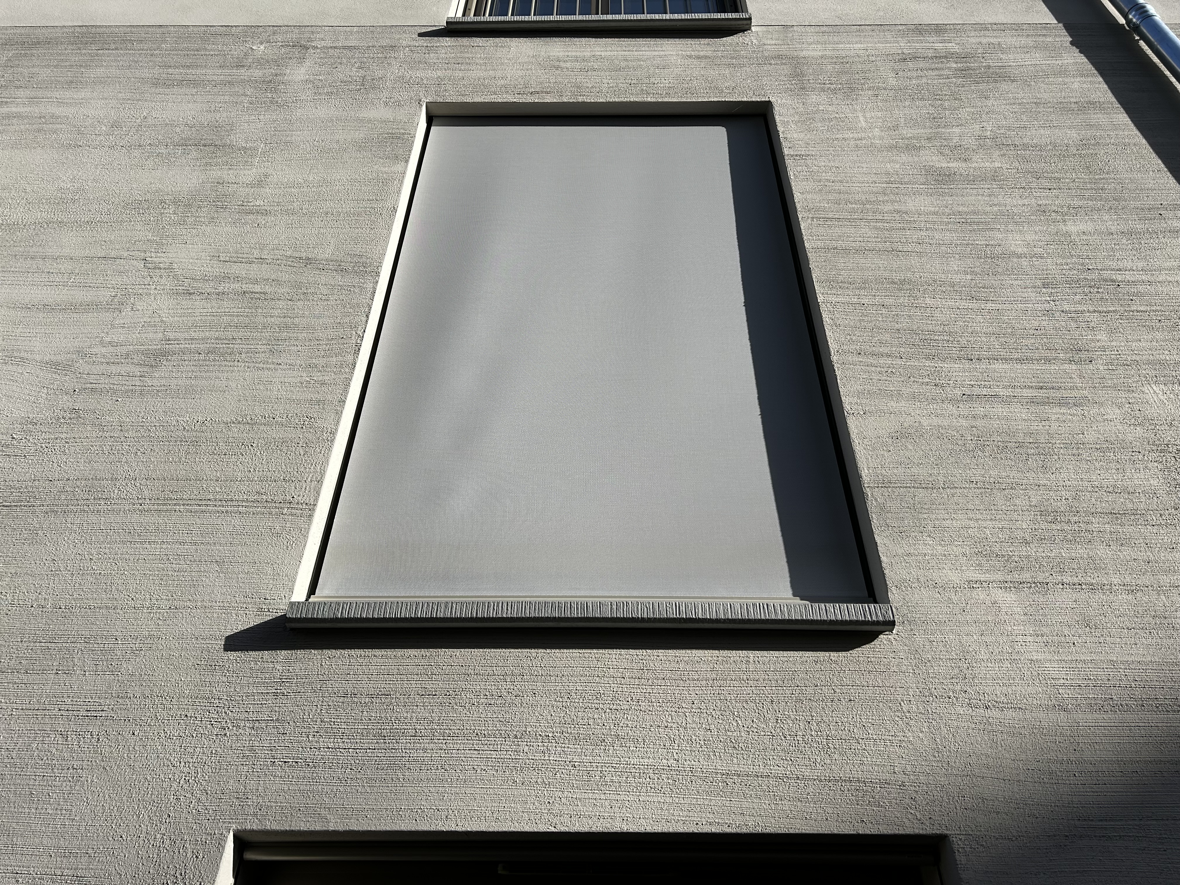 Stark scharrierte Außenfensterbank WSB 910 aus Beton