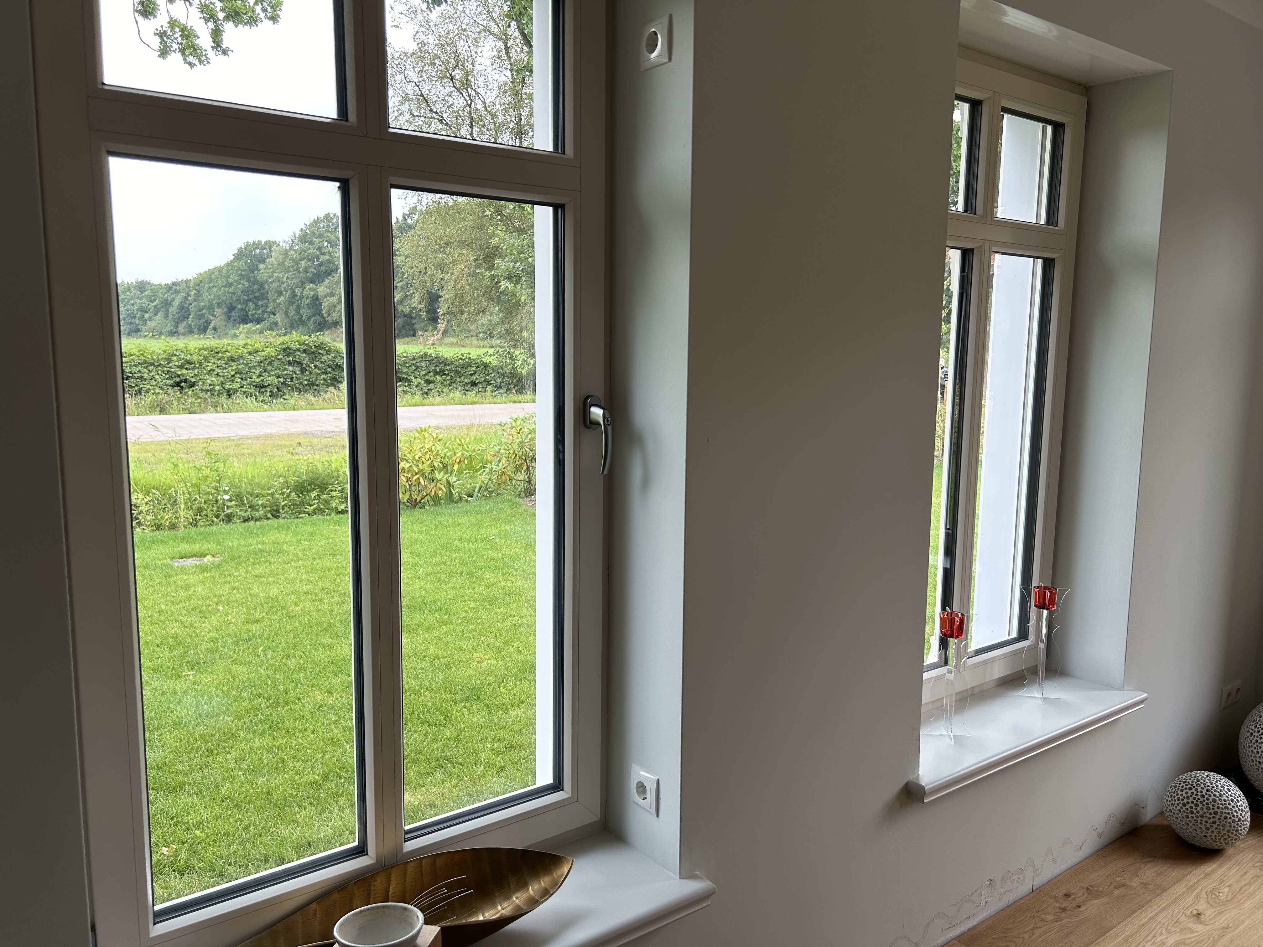 Schön gerundete Innenfensterbänke SLB 590 innen an zwei Wohnzimmerfenstern