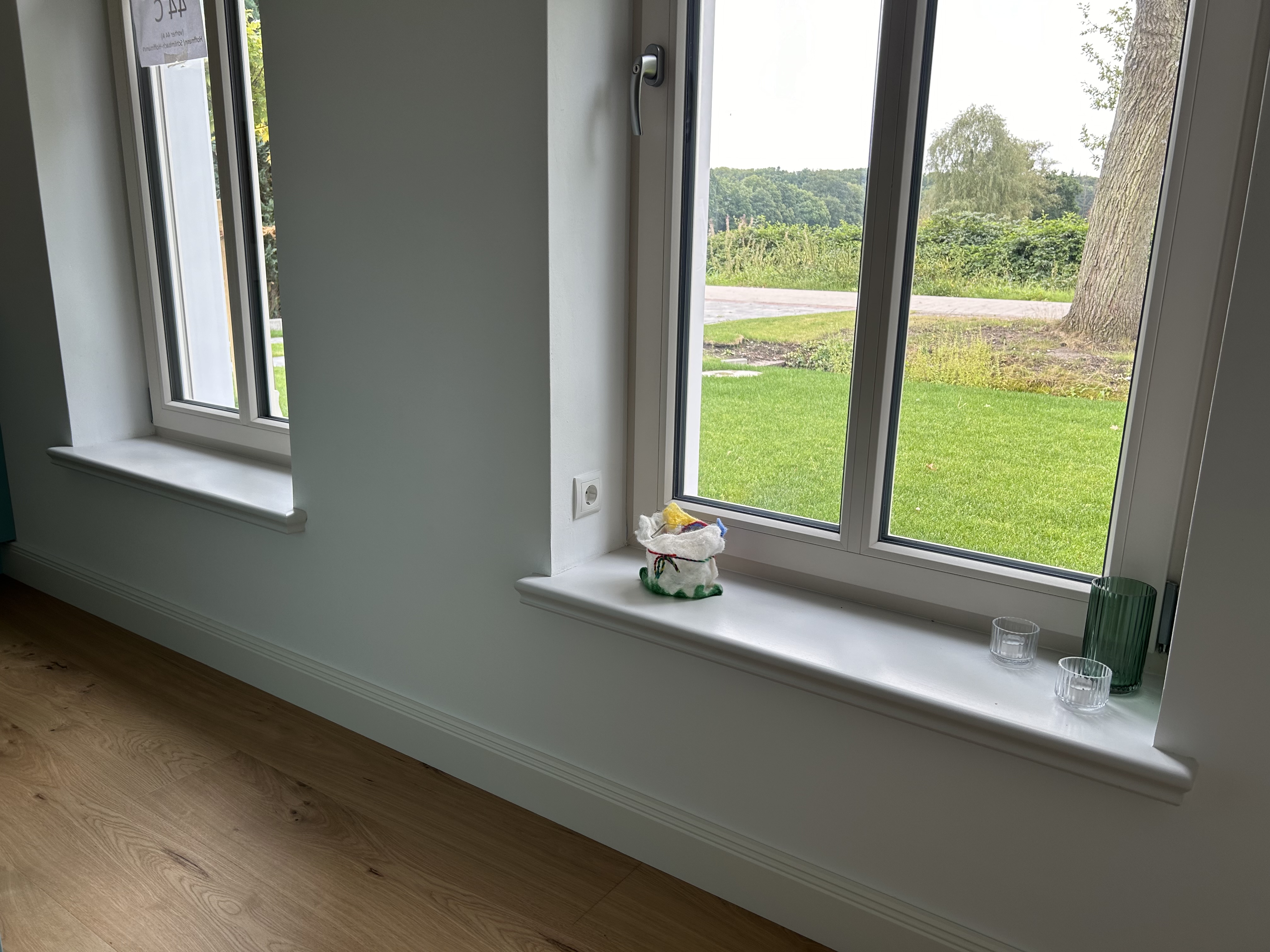 Innenraum mit zwei Betonfensterbänken SLB 590 innen