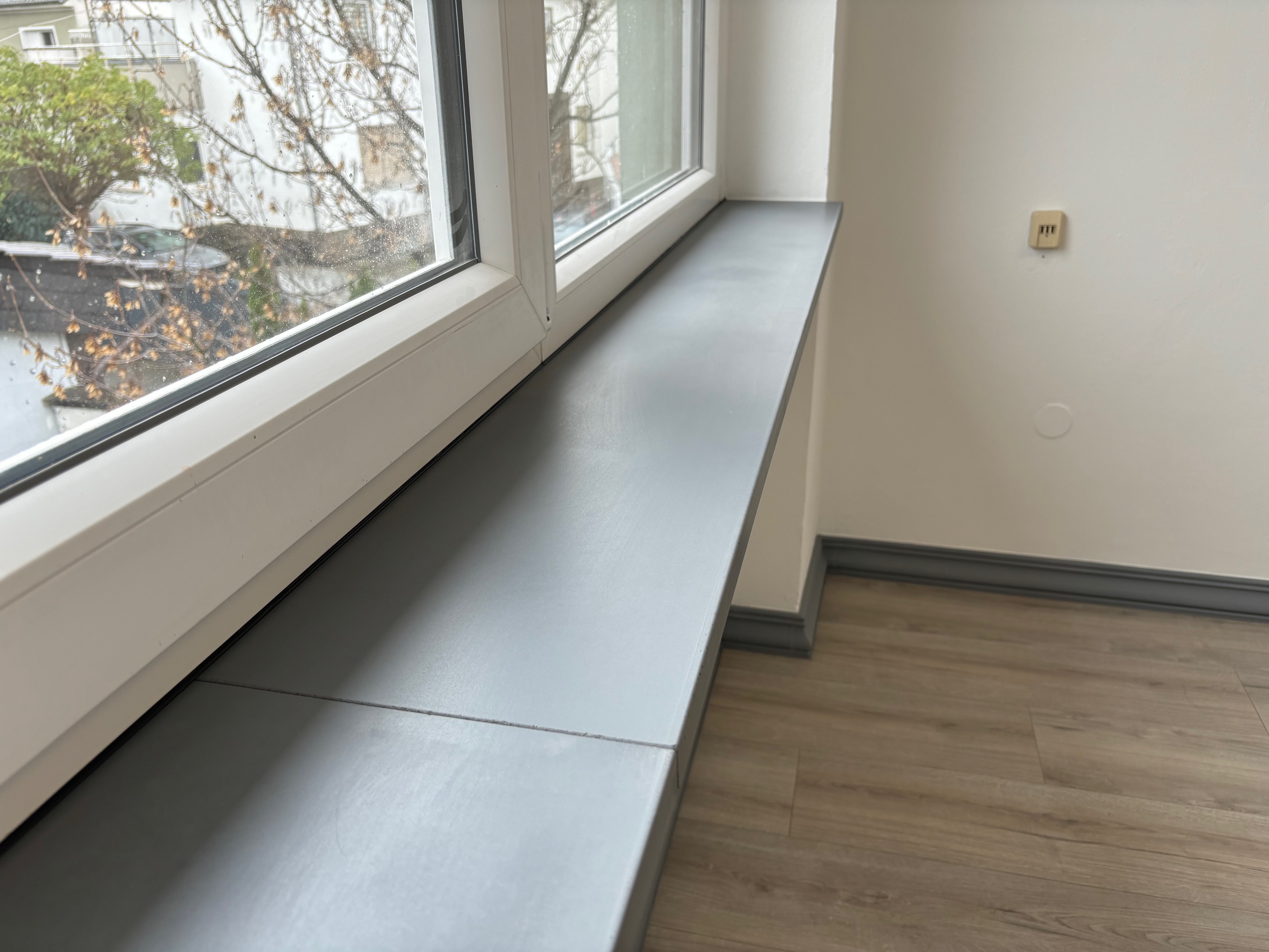 Zwei aneinderstoßende Innenfensterbänke SLB 595 innen