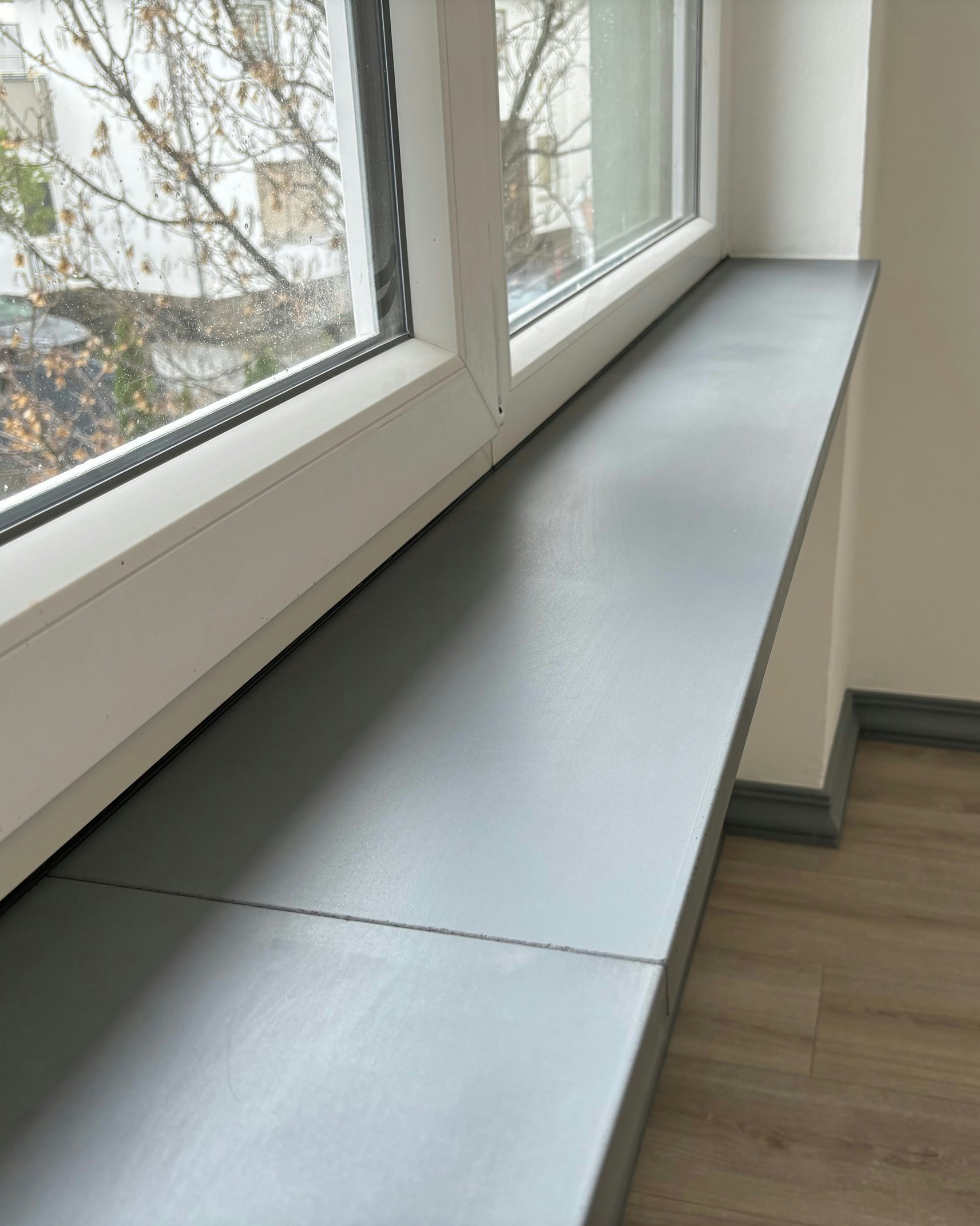 Zwei aneinderstoßende Innenfensterbänke SLB 595 innen