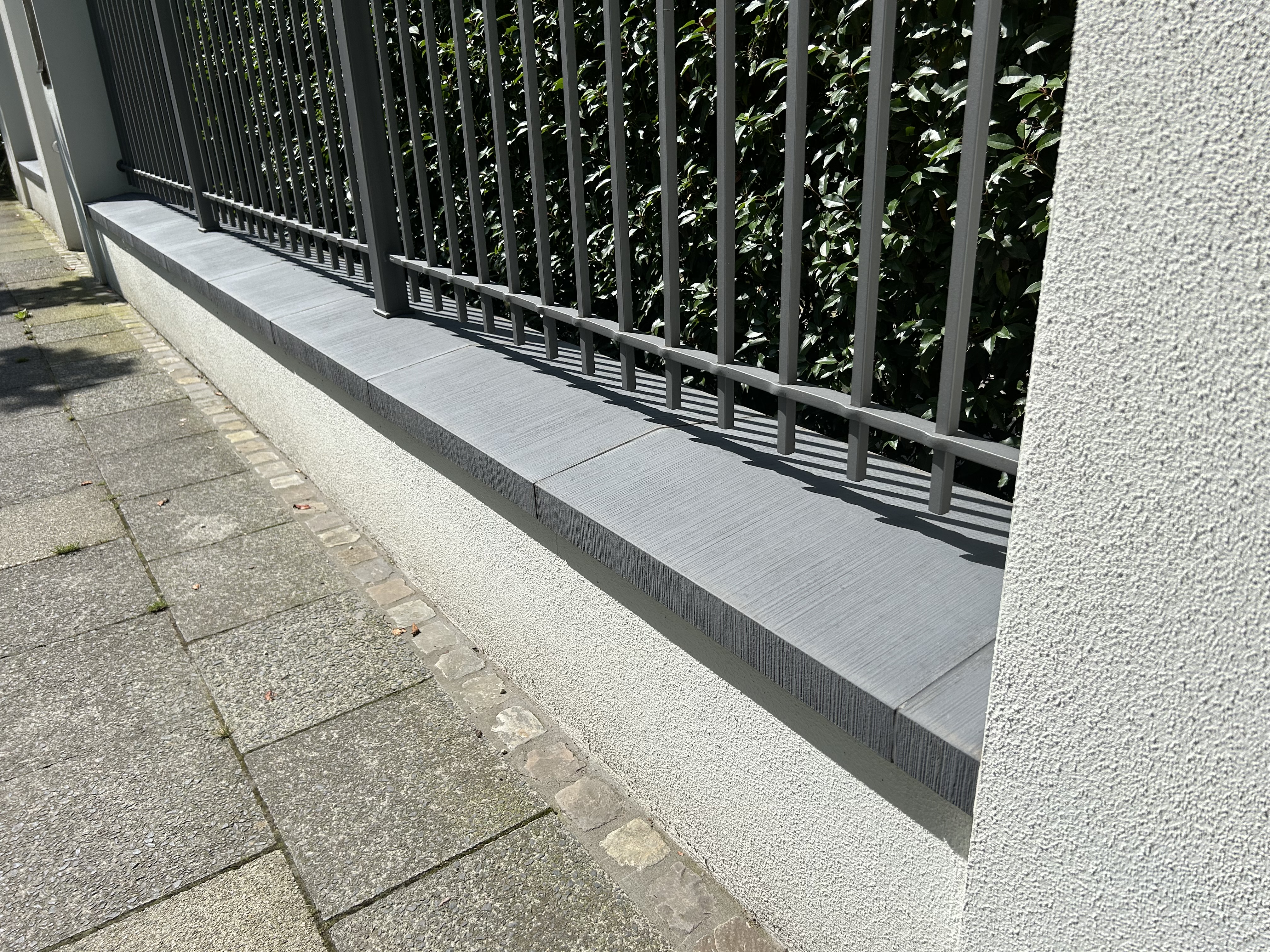 Mauerabdeckungen MAD Satteldach aus Beton, durchgefärbt in mittelgrau