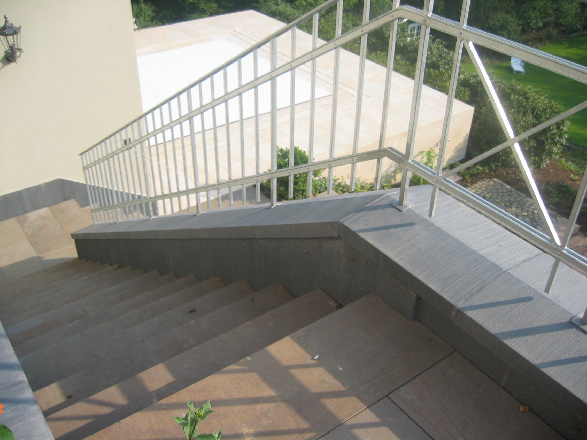 MAD Satteldach Mauerabdeckungen in mittelgrau an einem Treppenabgang