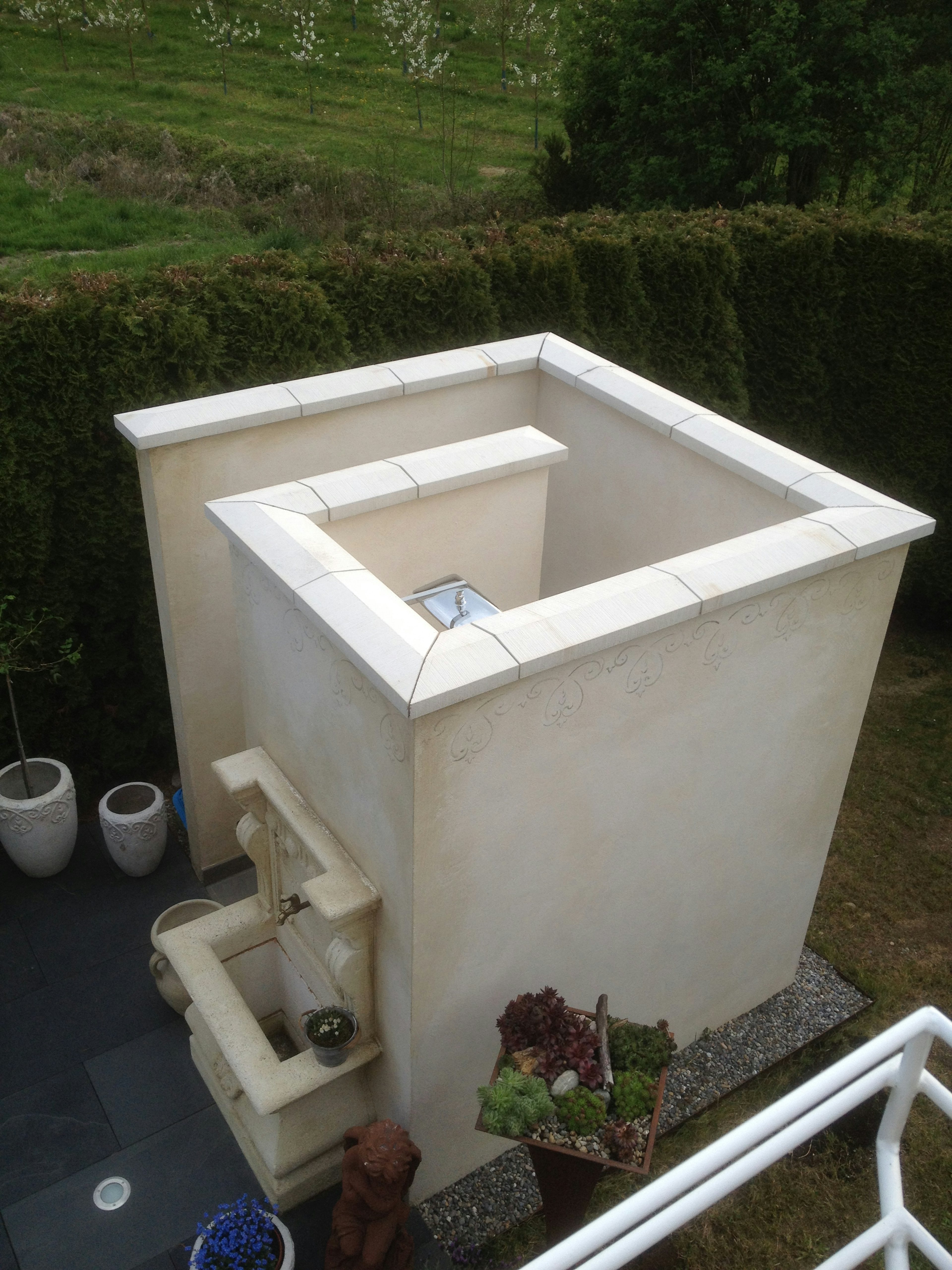 Mauern einer Außendusche mit Mauerabdeckungen MAD und MPU