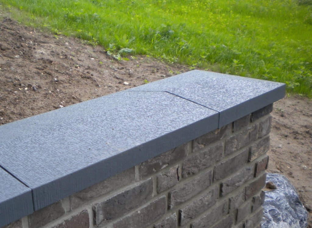 Dunkelgrau gestrichene Mauerabdeckung MAD Satteldach und Endstück MPU