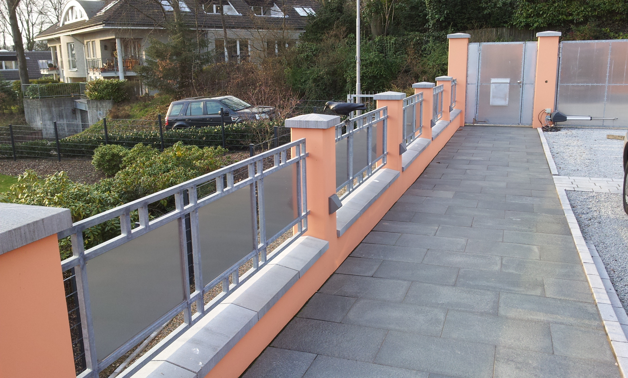 Grenzmauern sowie Grenzpfeiler mit vielen Mauerabdeckungen MAD Satteldach und Pfeilerabdeckungen PAD Spitzdach