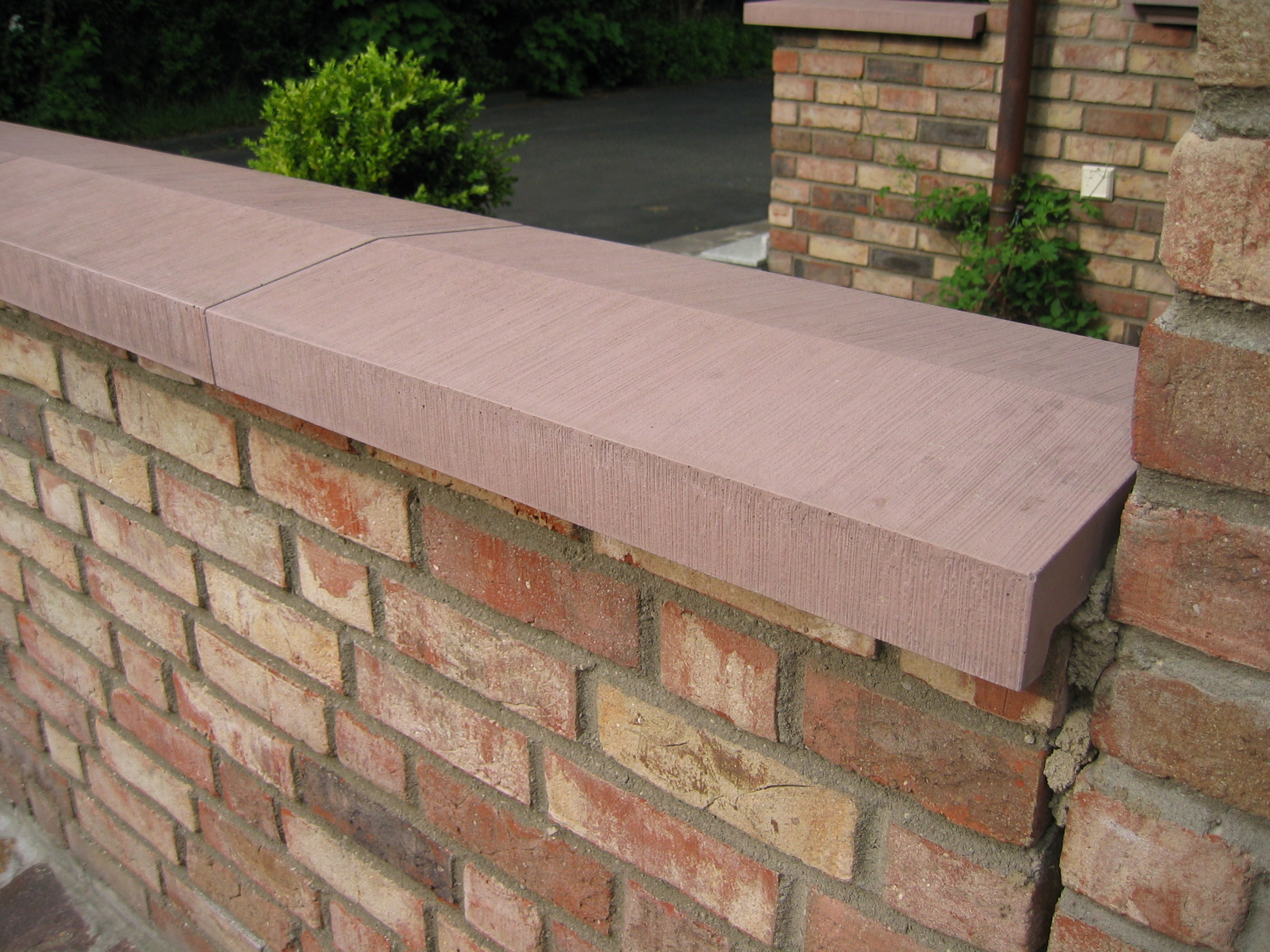 Mauerabdeckung MAD Satteldach mit ausgeprägter Tropfkante