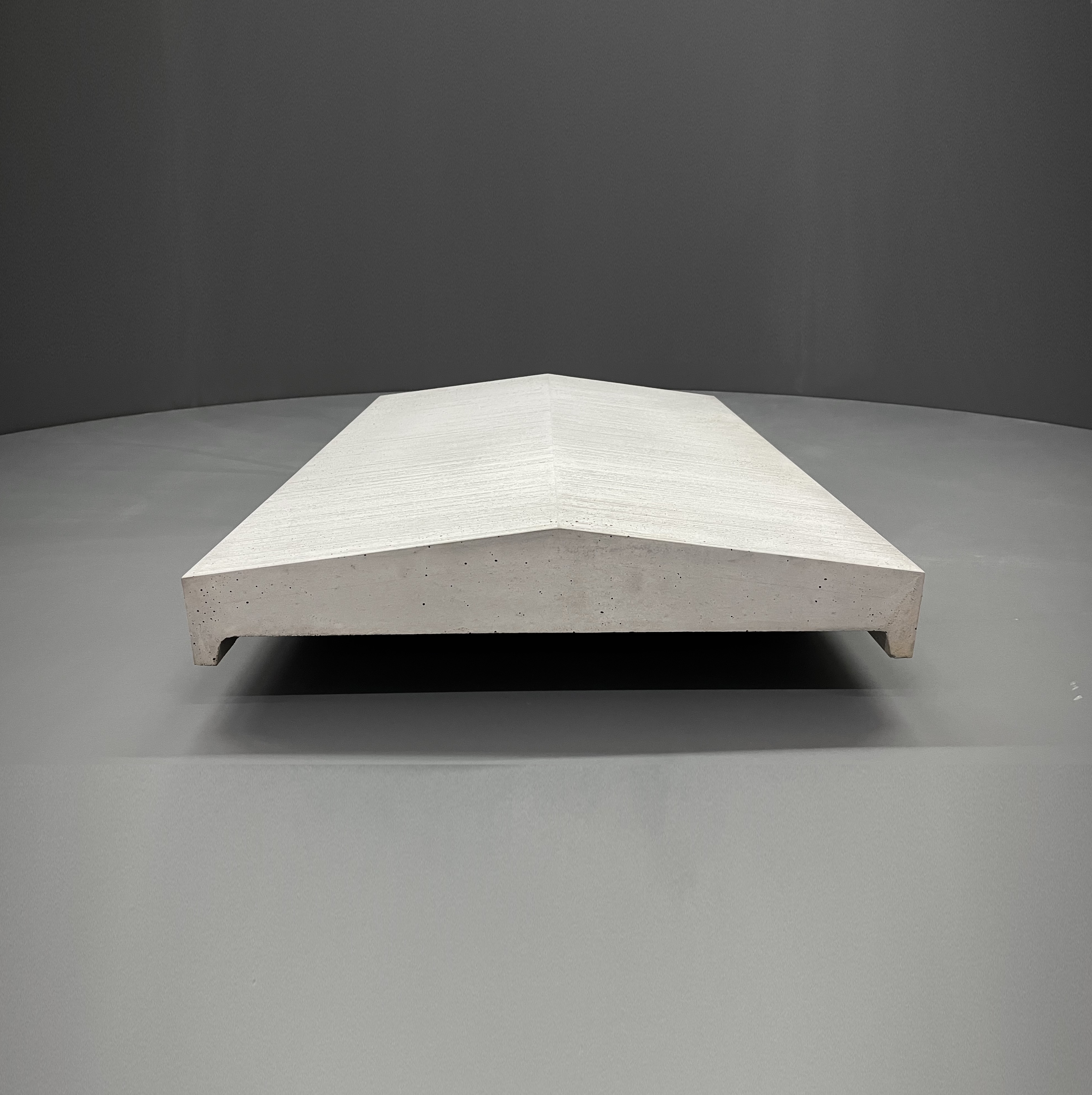 Mauerabdeckung MAD Satteldach von Niessen Beton mit ausgeprägten Tropfkanten und feiner Oberflächenscharrierung