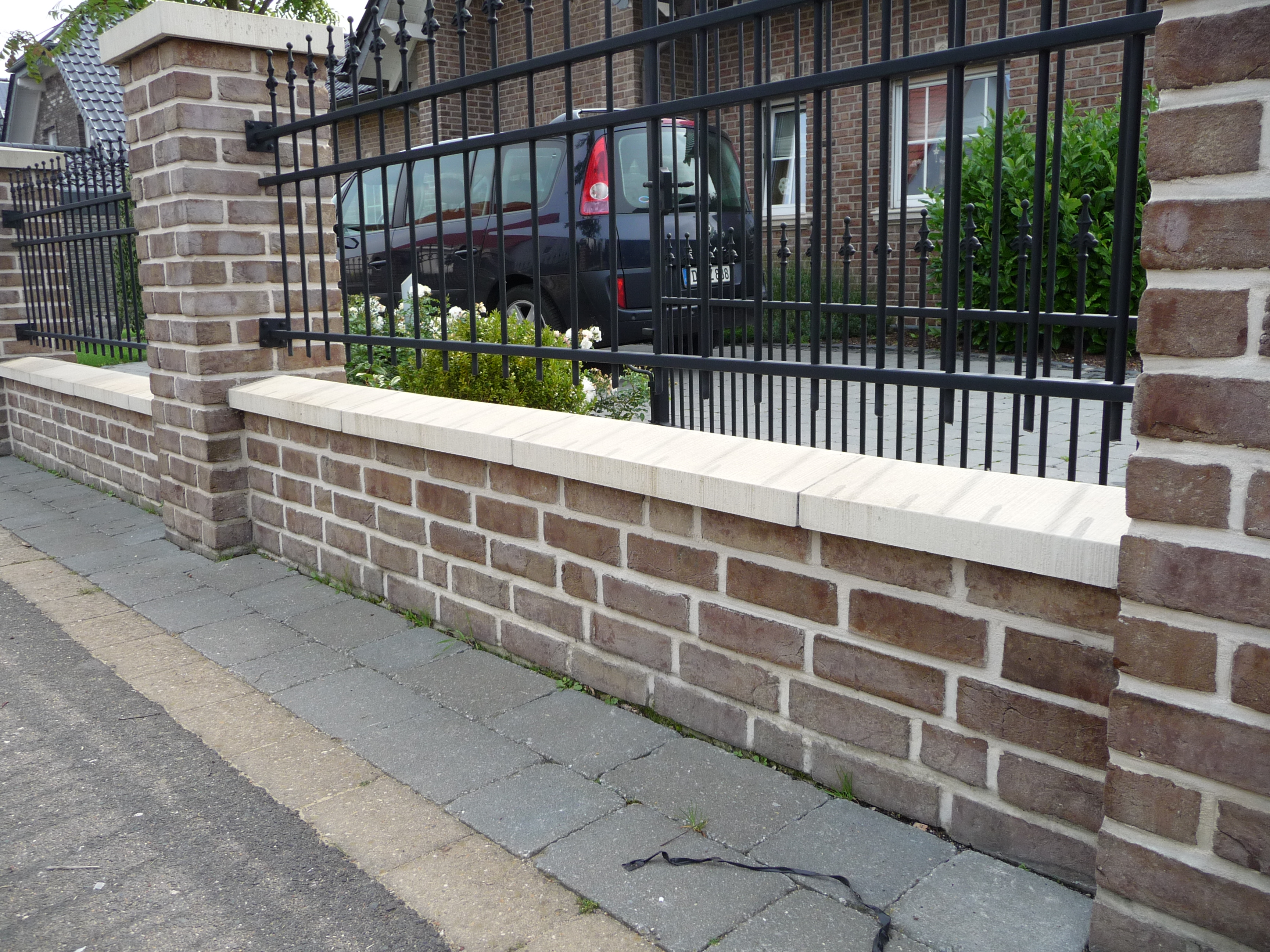 Mauerabdeckungen MAD Satteldach aus Beton in sandstein-beige