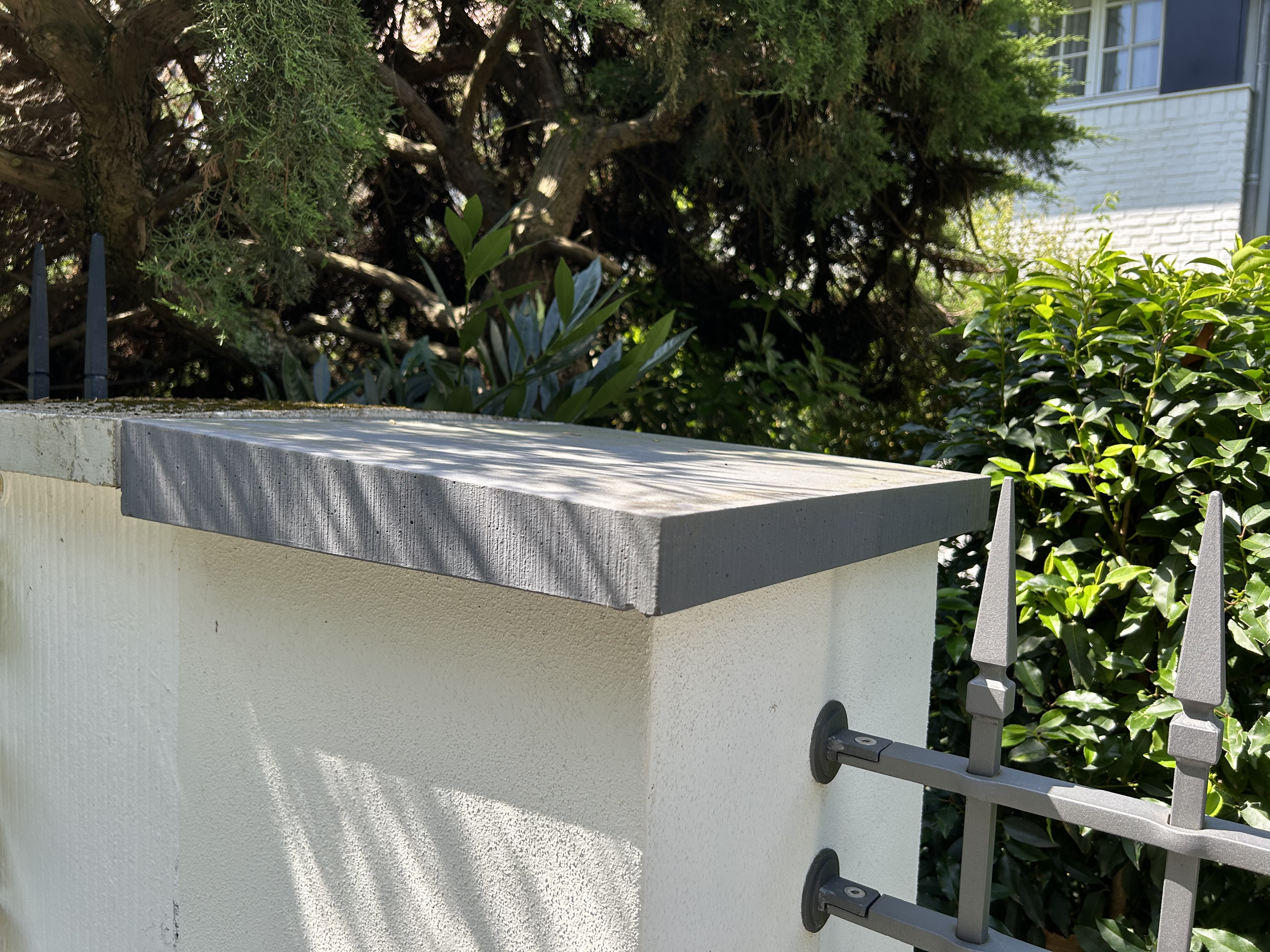 Mauerende mit einer fein-scharrierten Mauerabdeckung MAP als Endstück