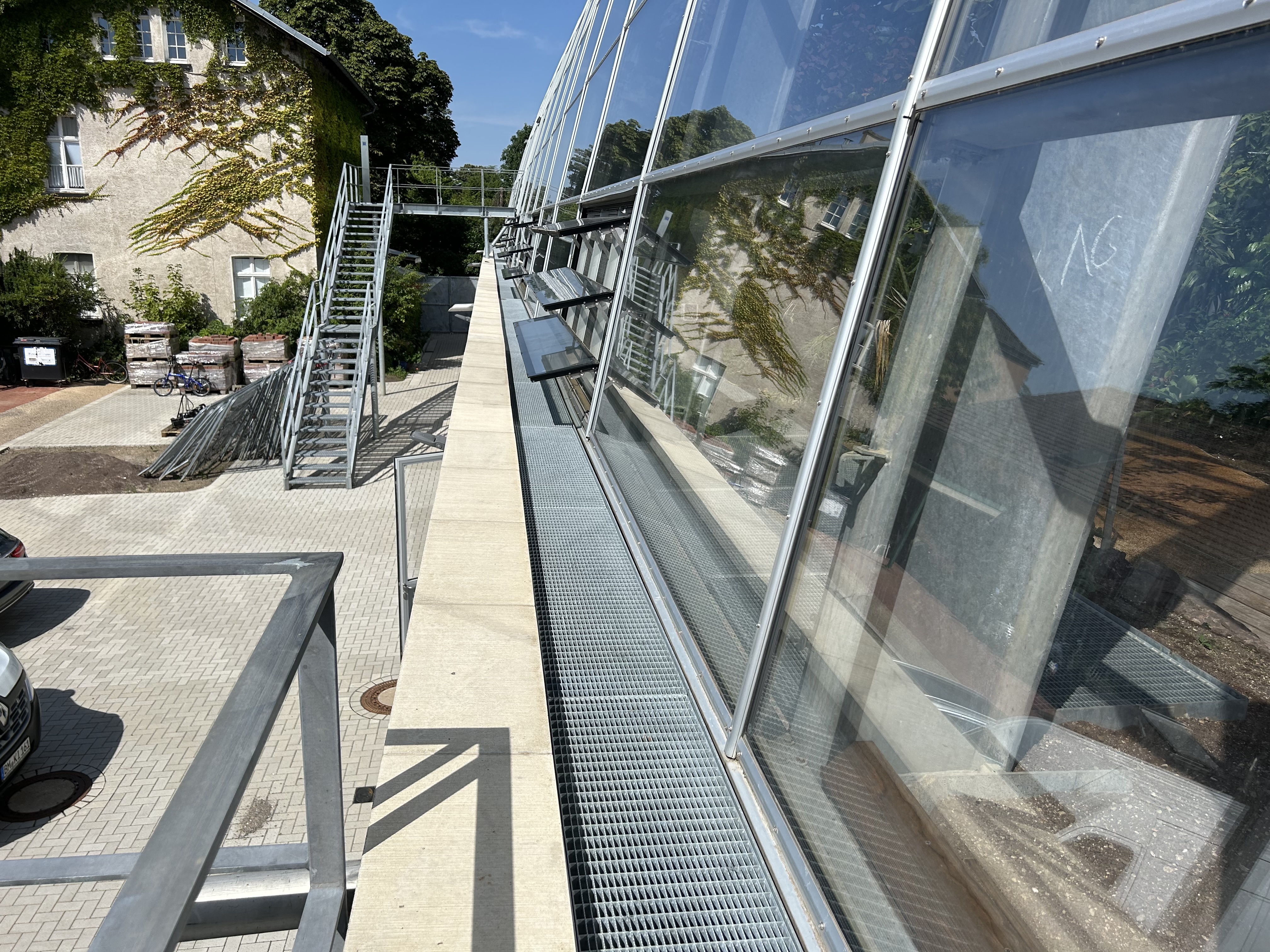 Mauerabdeckungen MAP Pultdach in sandstein-beige auf einer längeren Brüstungsmauer