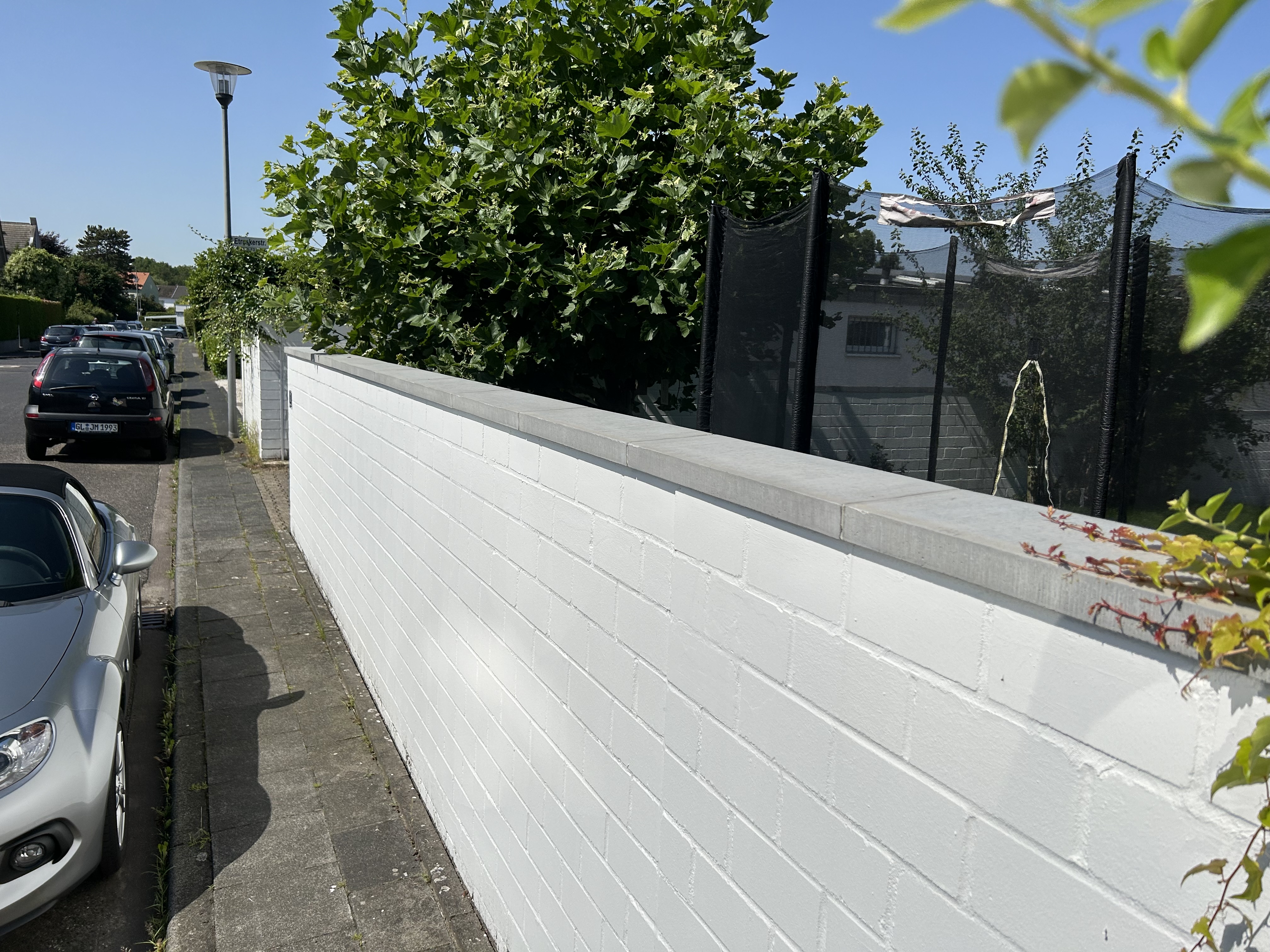 Pultdachabdeckungen MAP aus Beton auf einer Grenzmauer