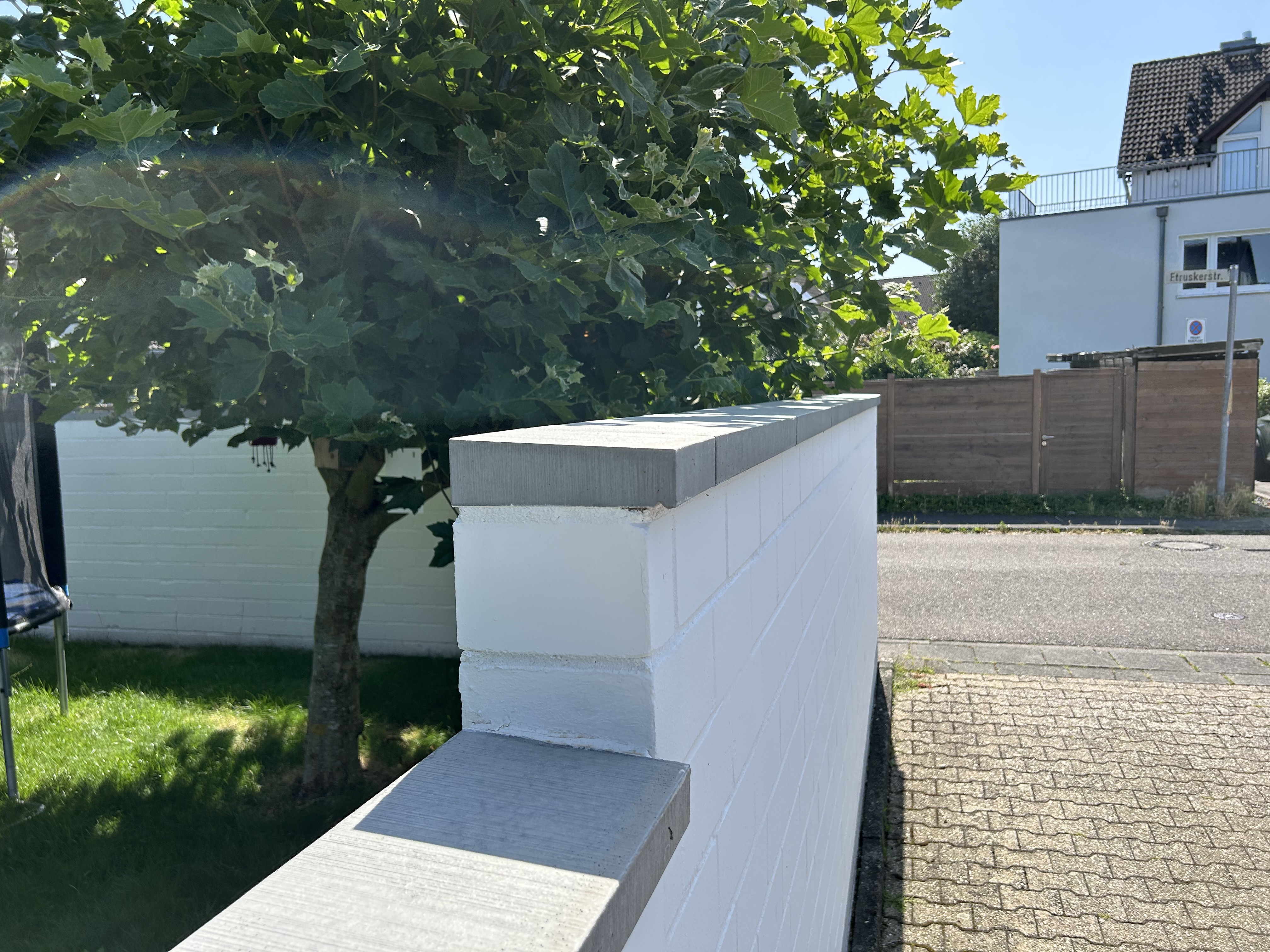 Abgetreppte Mauer mit Mauerabdeckungen MAP Pultdach