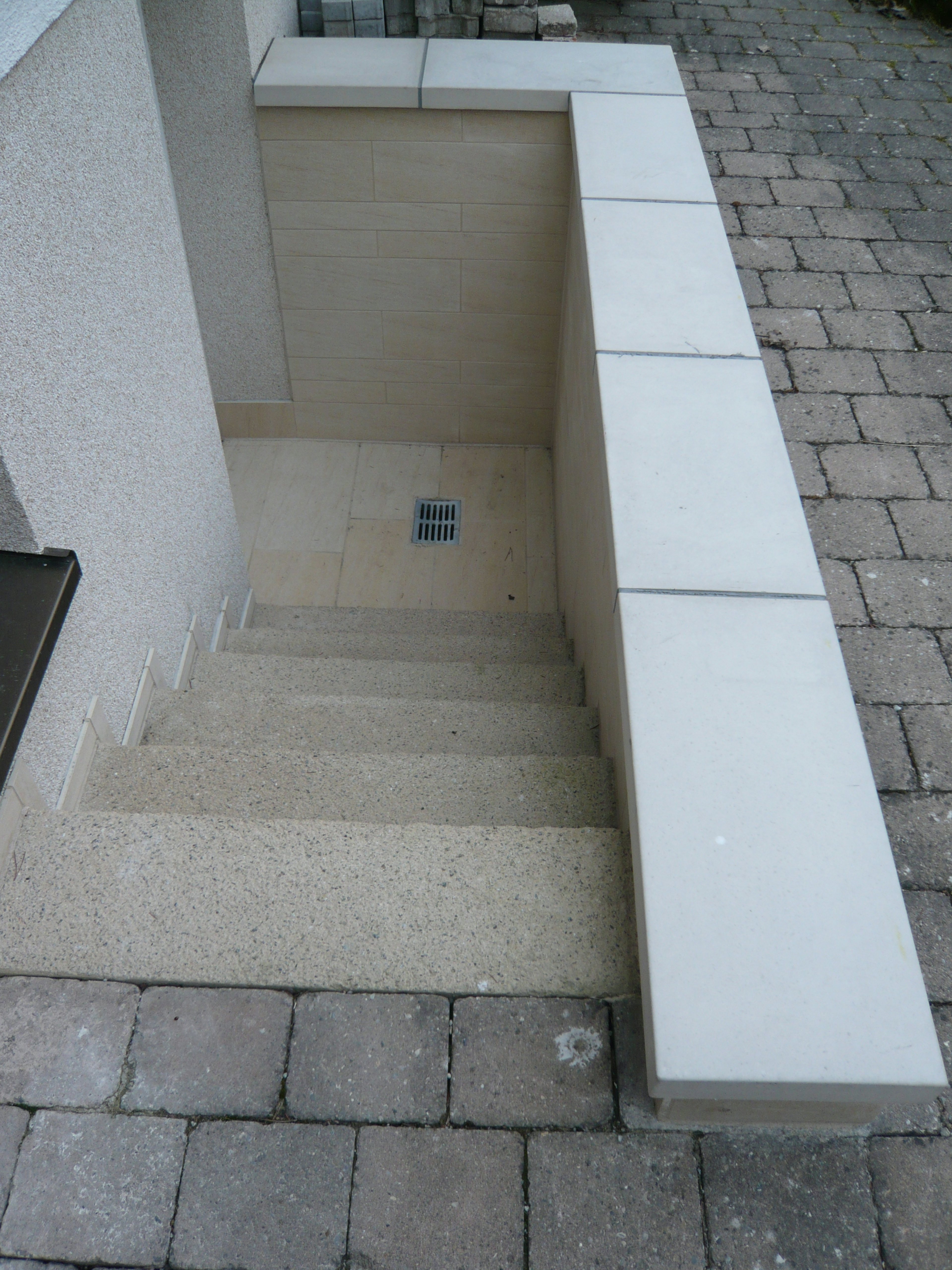 Flache Mauerabdeckungen MFD und Endstück MFU in weißgrau von Niessen Beton