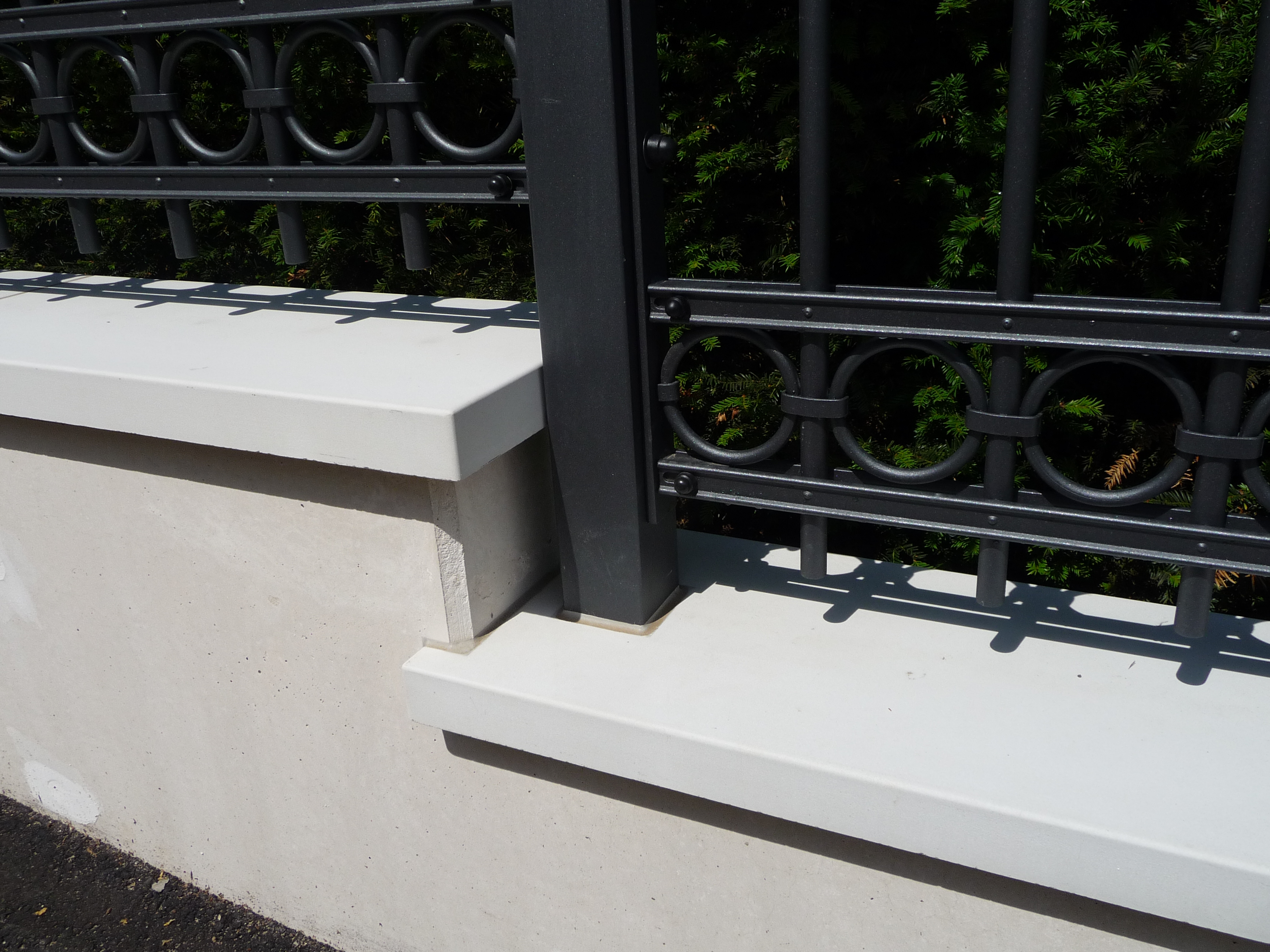 Flachdachabdeckungen MFD und Endstück MFU an einer abgetreppten Grenzmauer