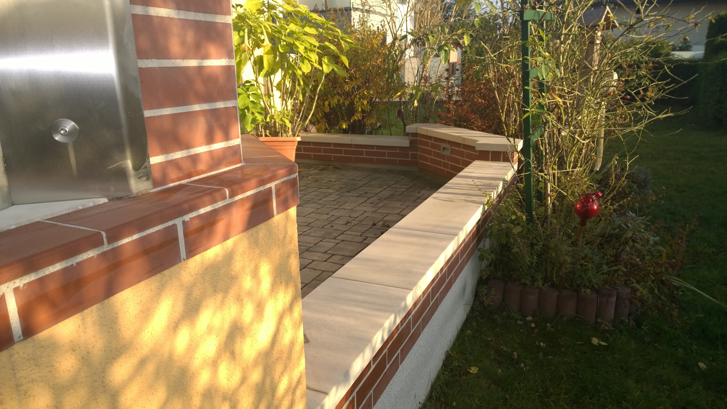 Flache Mauerabdeckungen MFD und Endstücke MFU in beige-hell an einer Brüstungsmauer