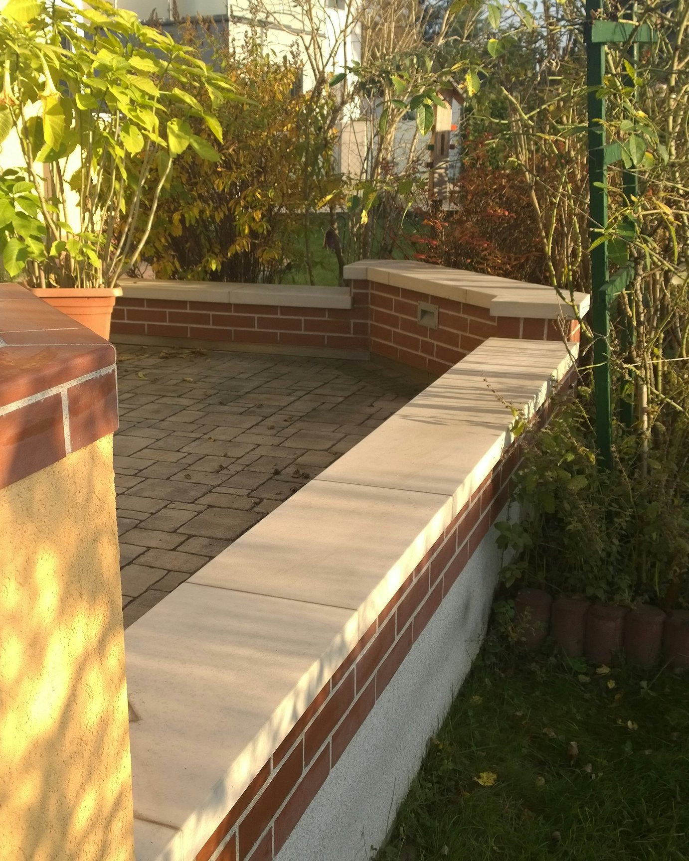 Flache Mauerabdeckungen MFD und Endstücke MFU in beige-hell an einer Brüstungsmauer