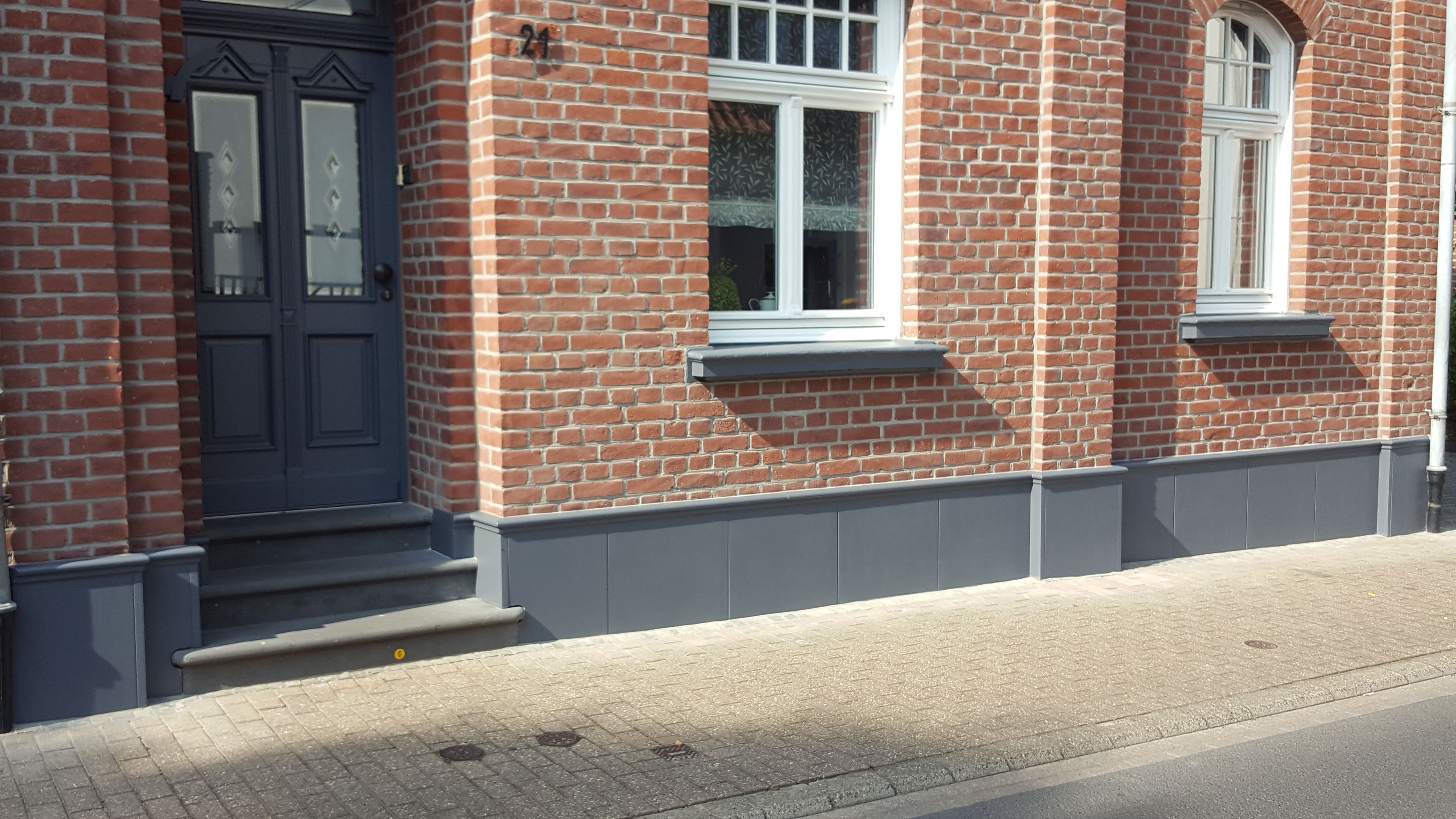 Klinkerfassade mit glatten Sockelplatten SOP-G und aufgesetztem Gesimsprofil GP 06-05