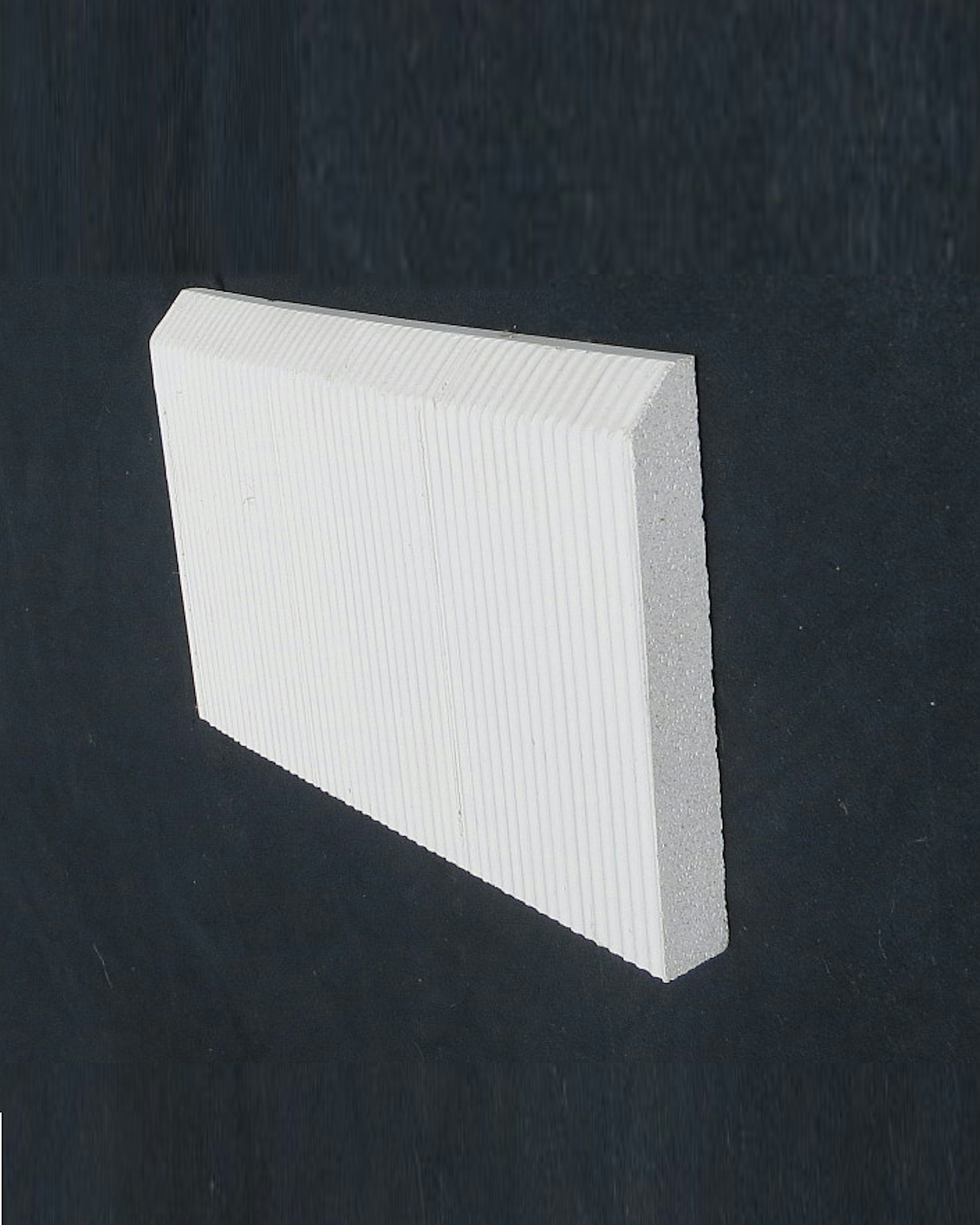 Grob-scharrierte Sockelplatte SOP-S  weißgrau