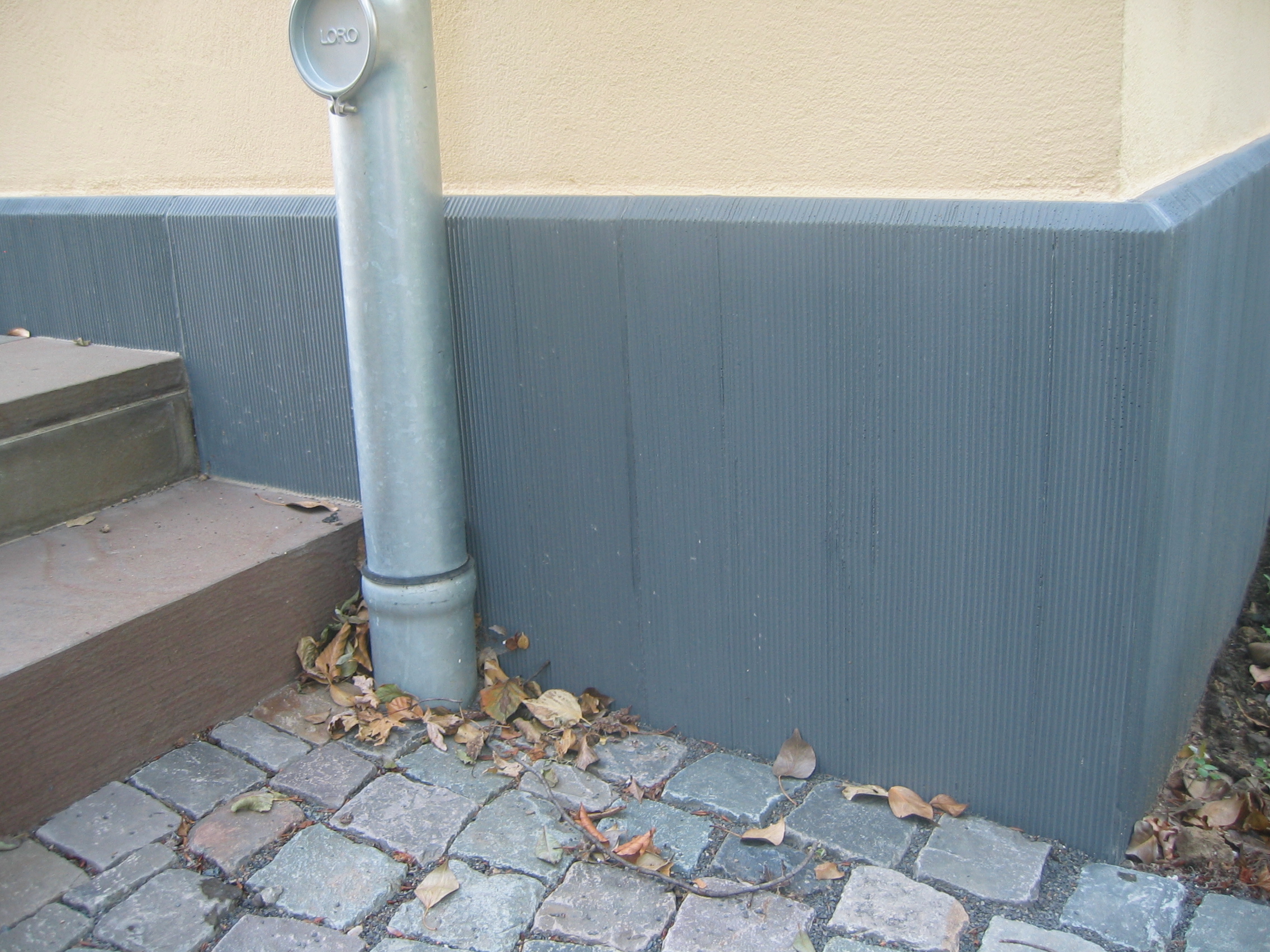 Eckausbildung eines Haussockels mit scharrierten Sockelplatten SOP-S