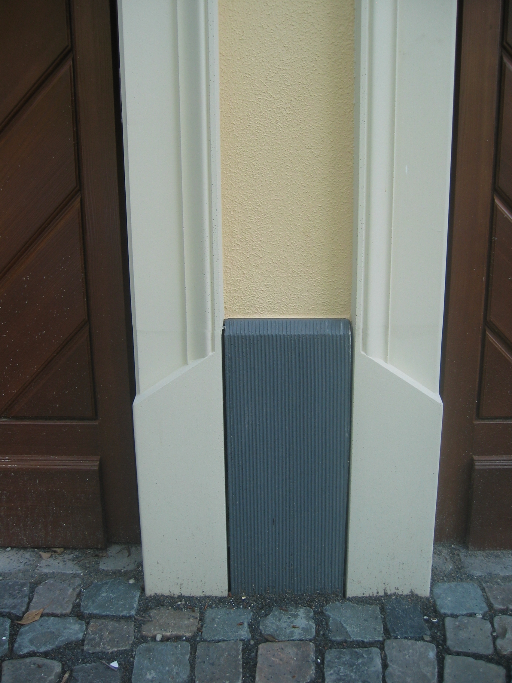 Sockelplatte SOP-S zwischen zwei Türgewänden SLG 500