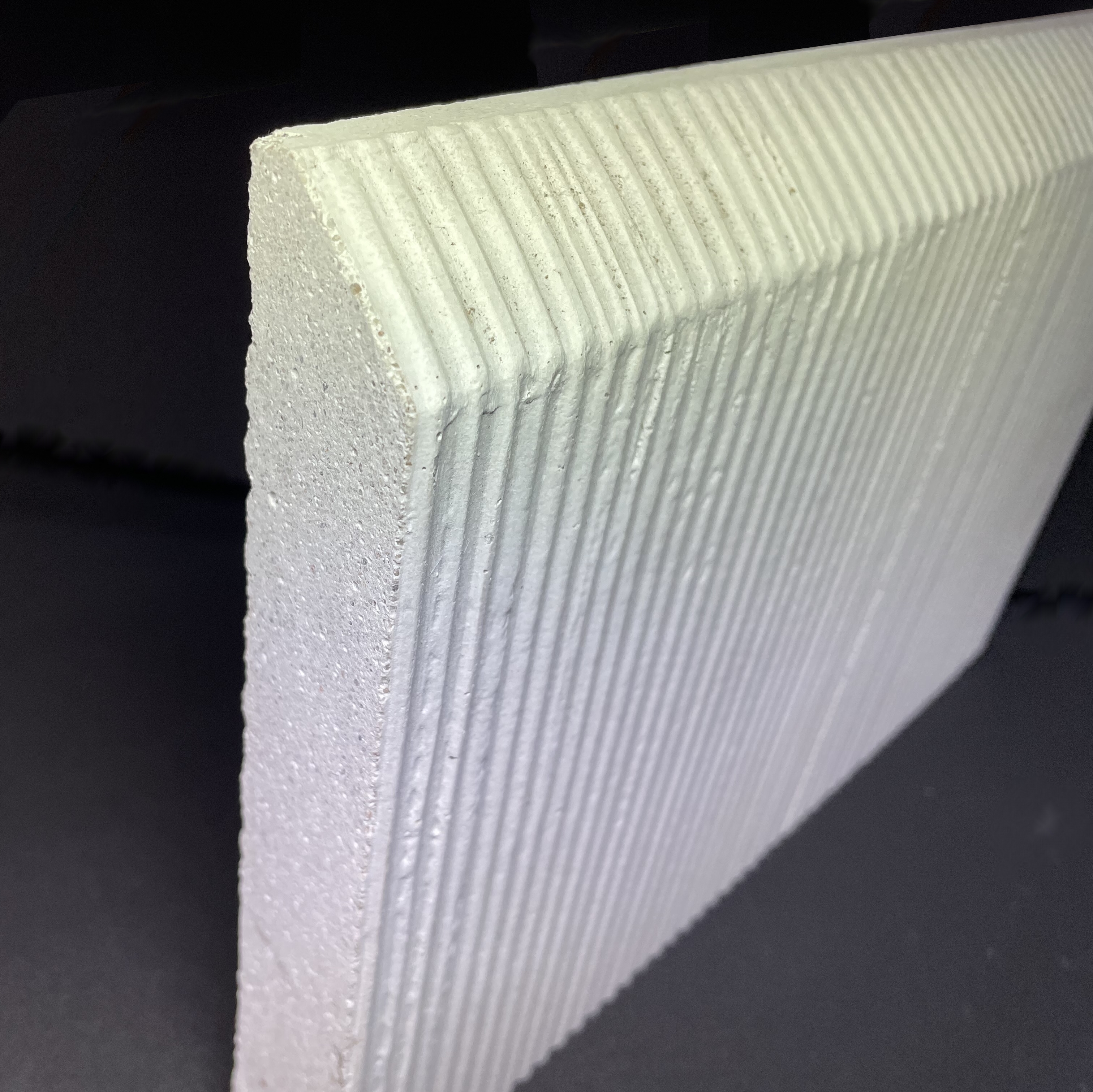 Scharrierte Sockelplatte SOP-S aus hochwertigem Beton in weißgrau