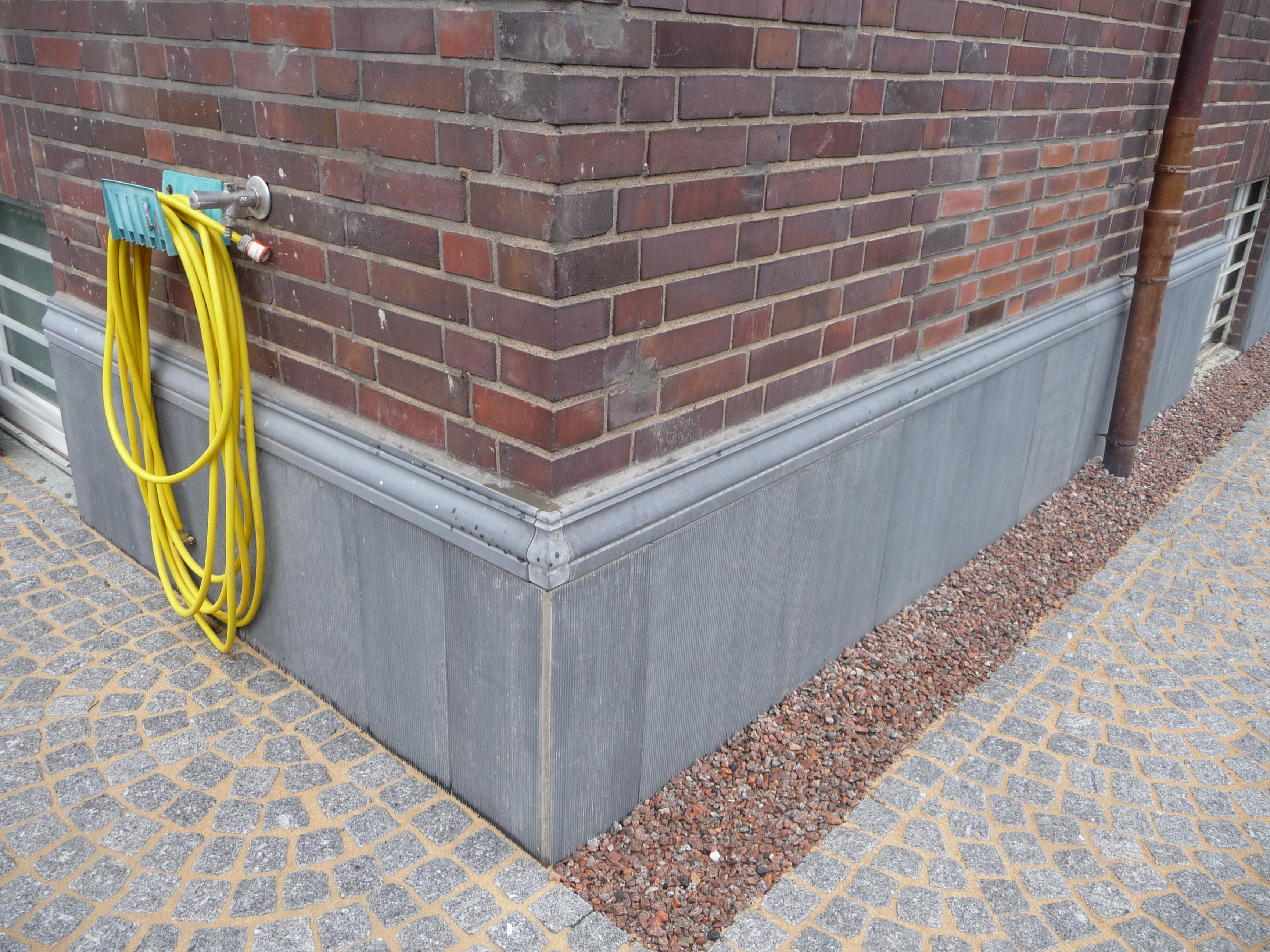 Sockelplatten aus Beton SOP-S scharriert mit Gesims GP 12-03