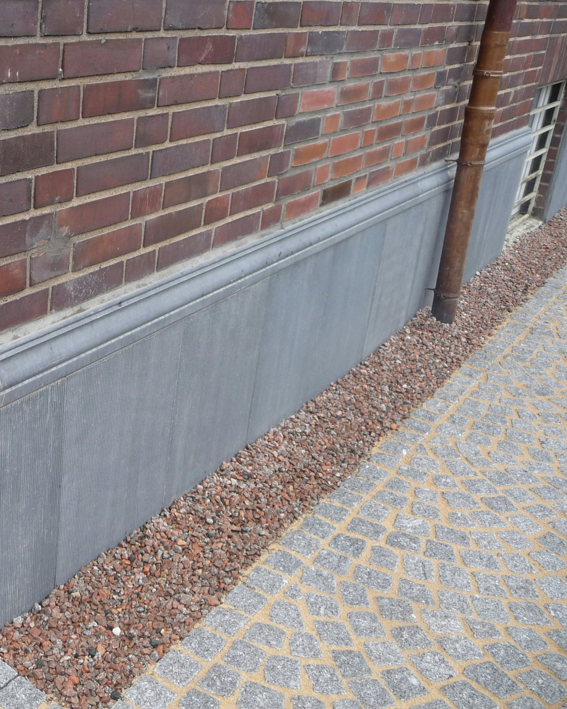 Sockelplatten aus Beton SOP-S scharriert mit Gesims GP 12-03