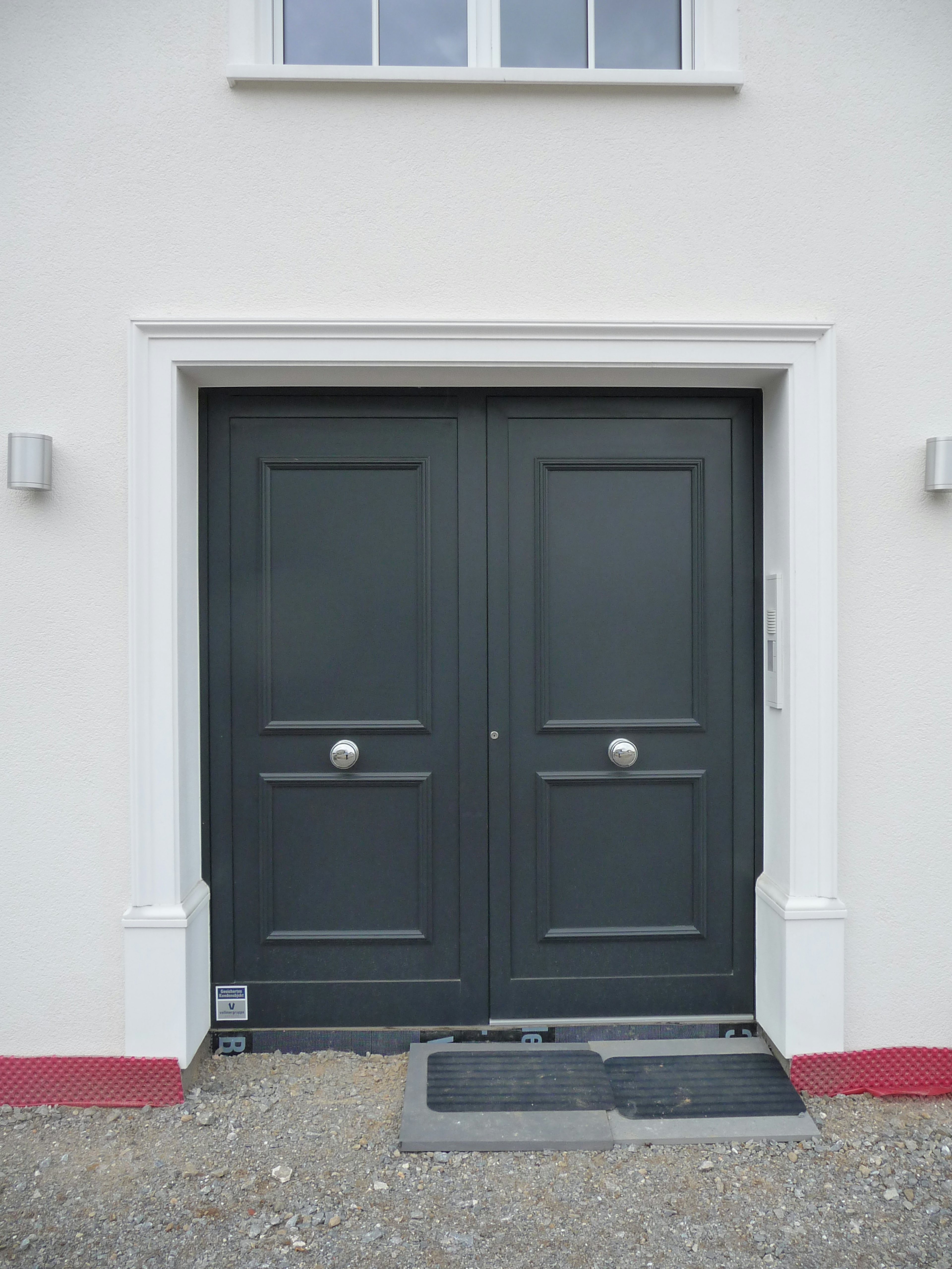 Haustürumrahmung mit Flachgewänden FLG 501 und Fußteil Winkelgewände SLG 500