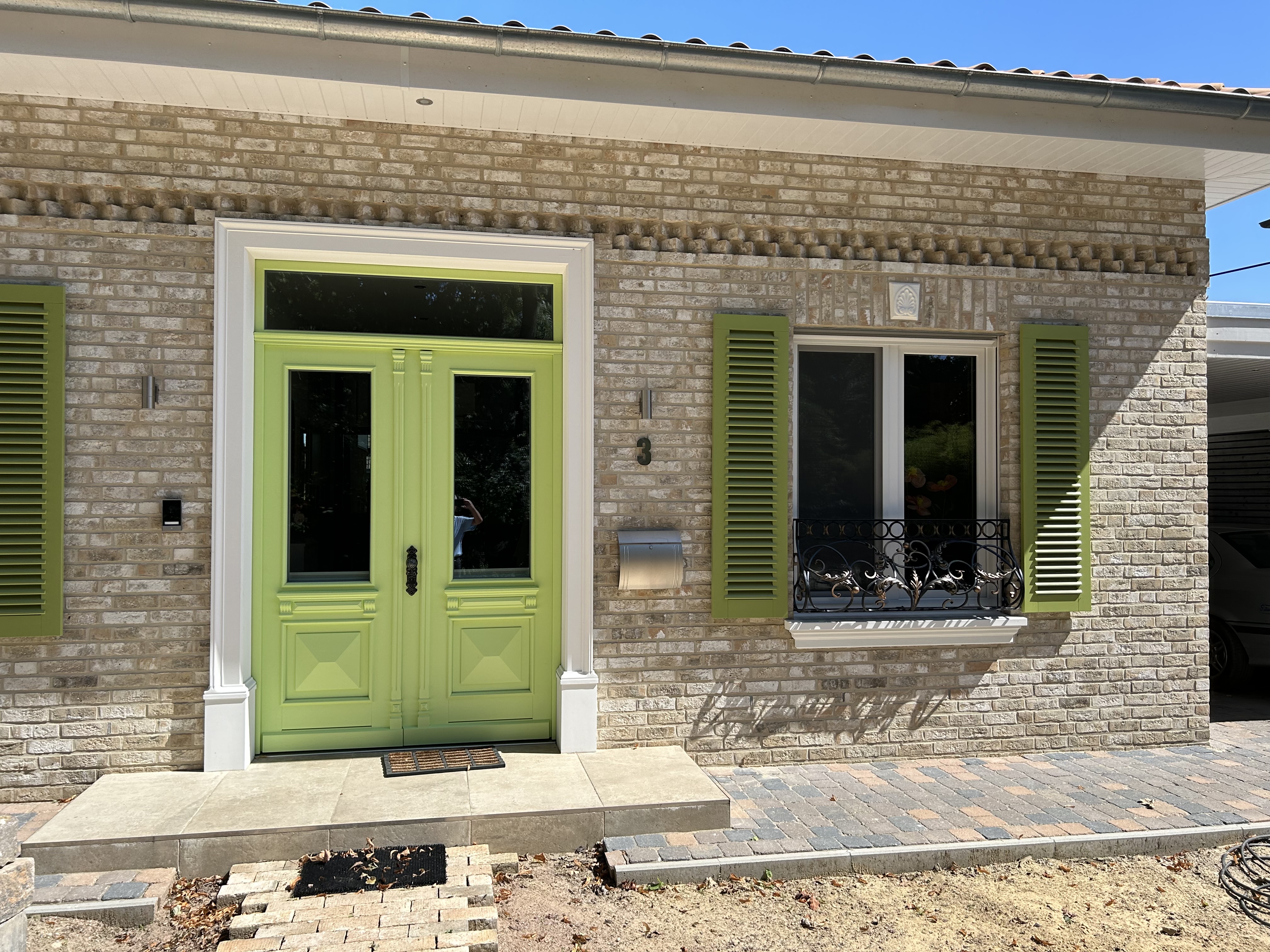 Schöne Haustürumrahmung mit Winkelgewänden SLG 500 und Fuß exklusiv