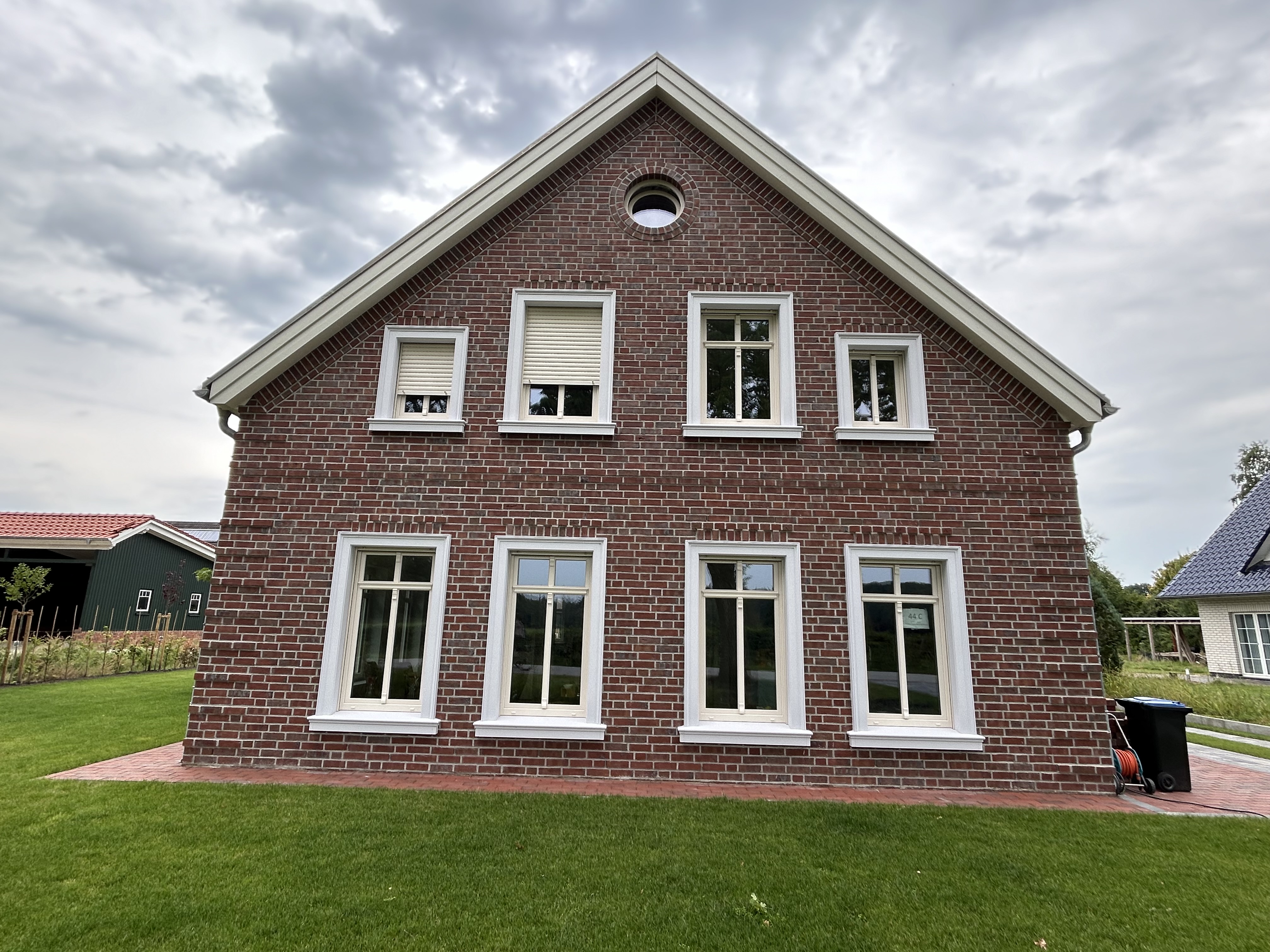 Klinkerhaus mit Fensterbänken SLB 100 und Winkelgewänden SLG 500