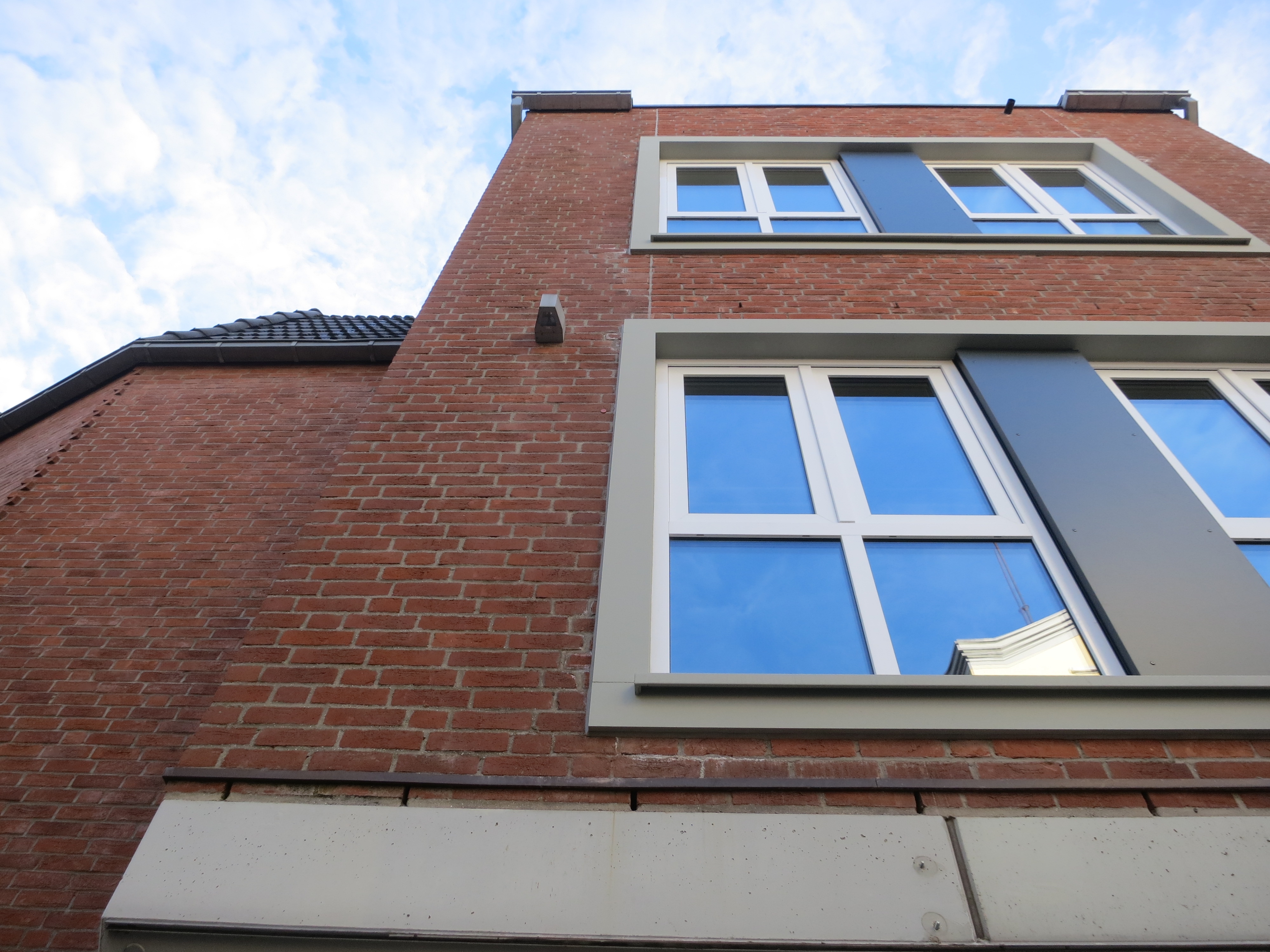 Winkelgewände SLG 150 und Betonfensterbänke SLB 155 an einer Klinkerfassade