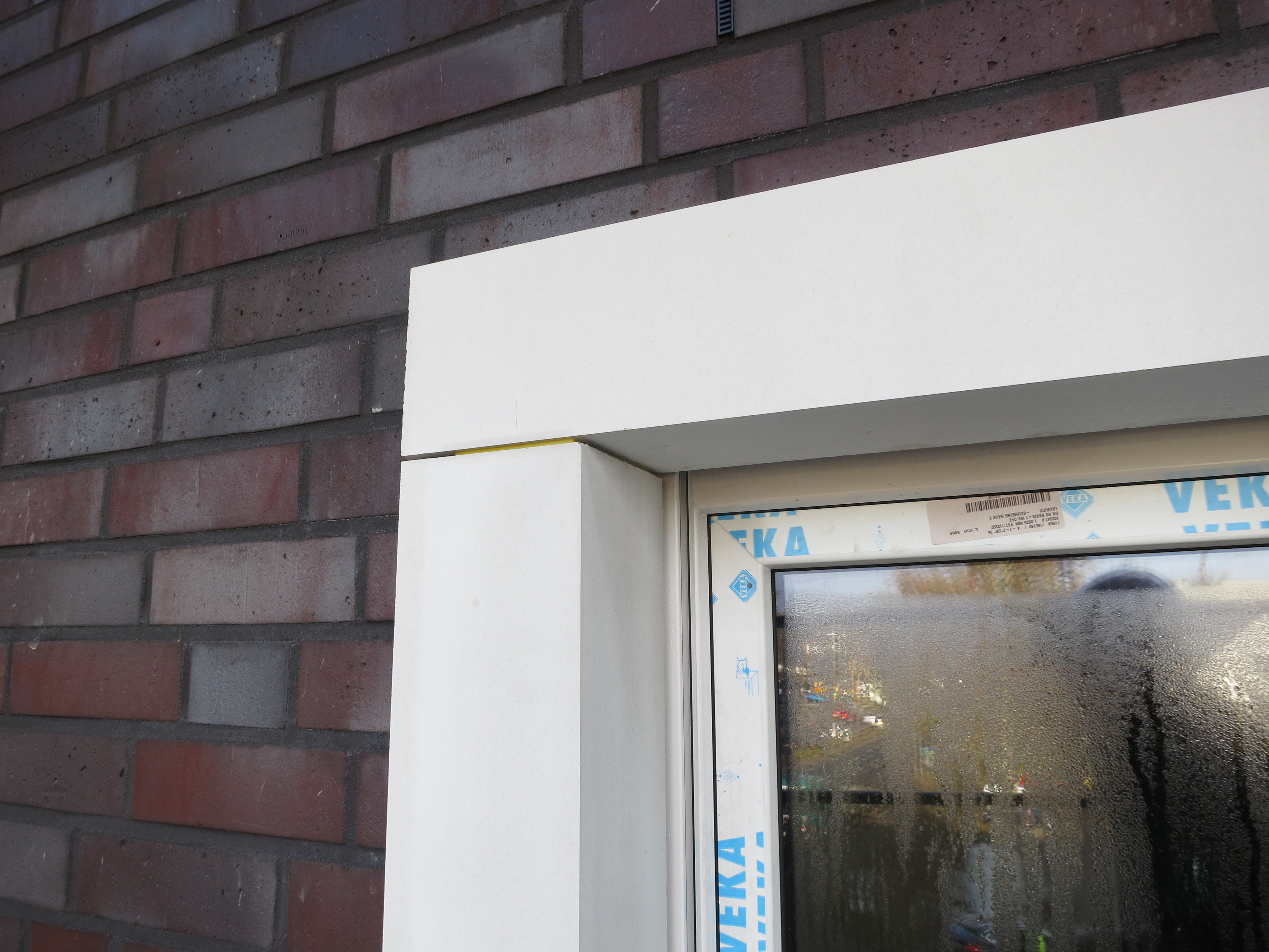 Winkelgewände SLG 150 aus Beton an der oberen linken Ecke eines Fensters