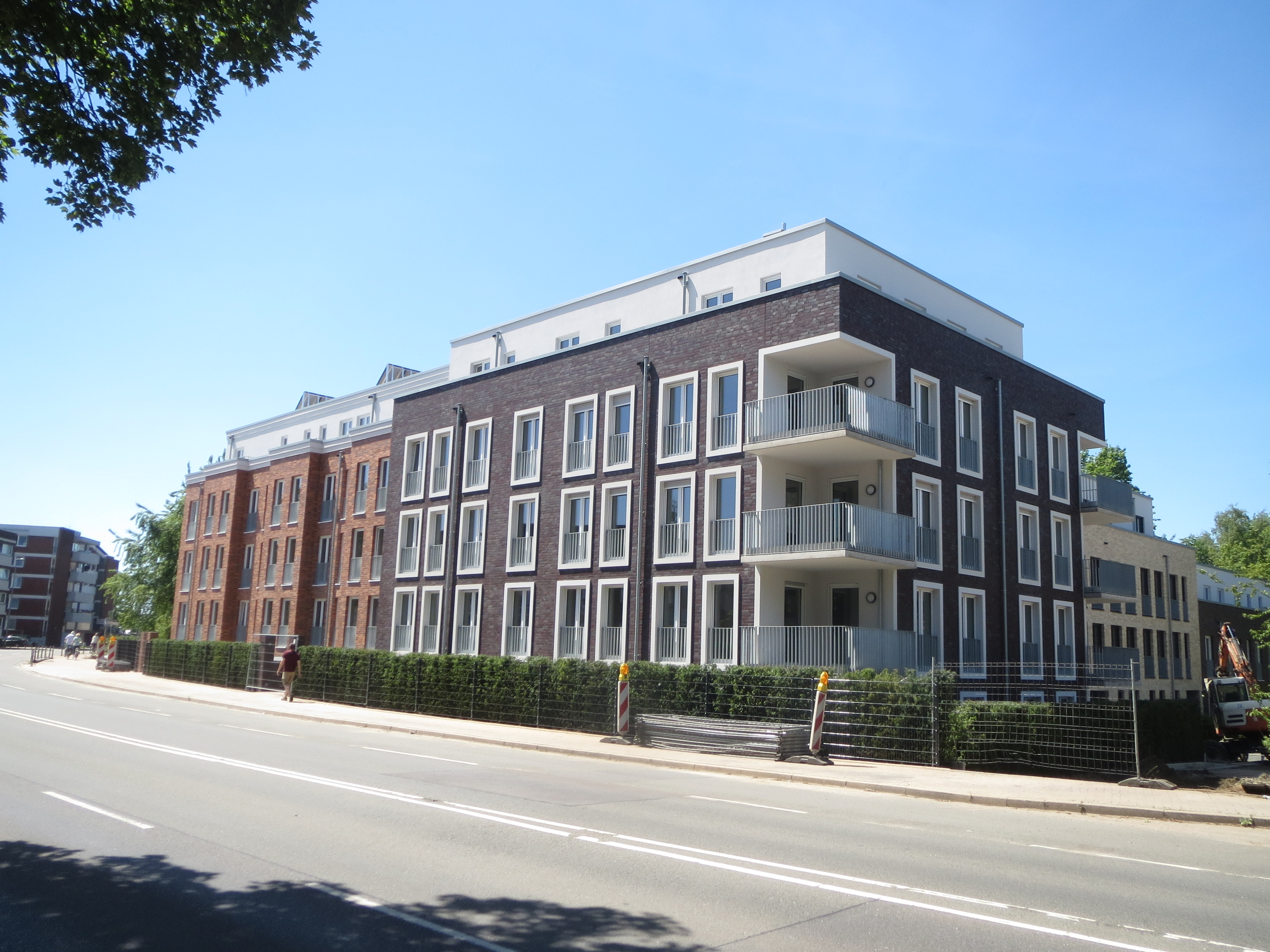 Größerer Klinkerbau mit zahlreichen Winkelgewänden SLG 150 aus Beton