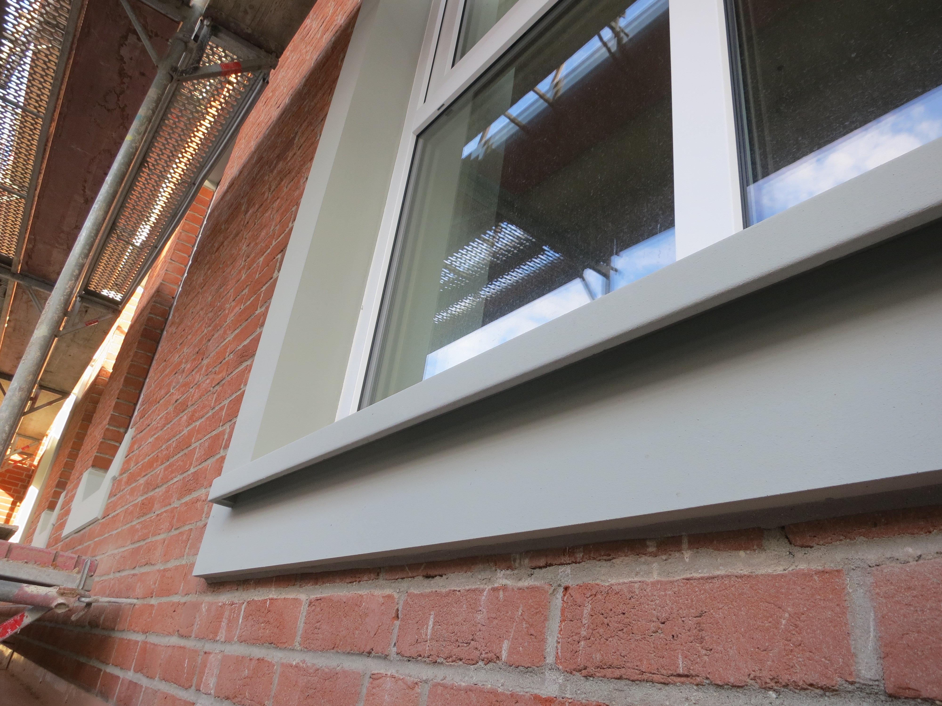 Winkelgewände SLG 150 in Verbindung mit Betonfensterbank SLB 155 mit sauberer Tropfkante