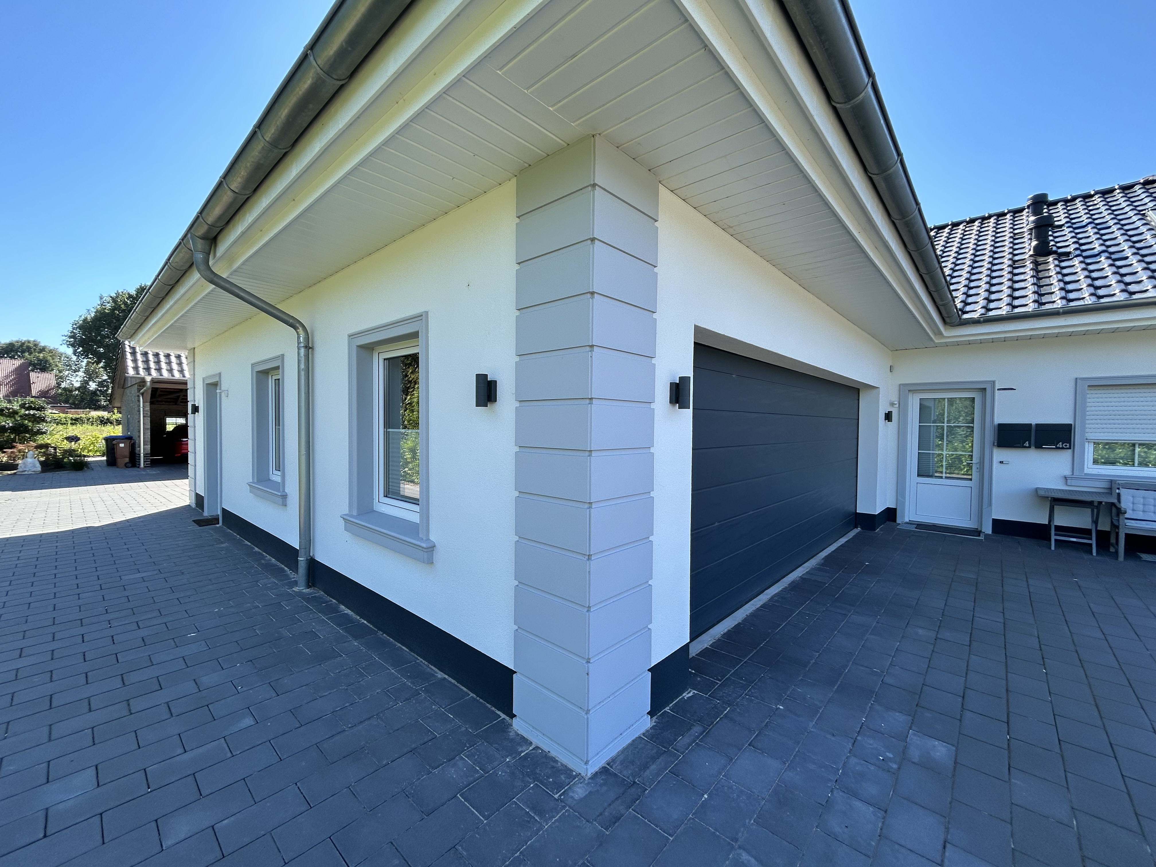 Fenster und Tür mit Fensterbänken SLB 100 und Winkelgewänden SLG 100