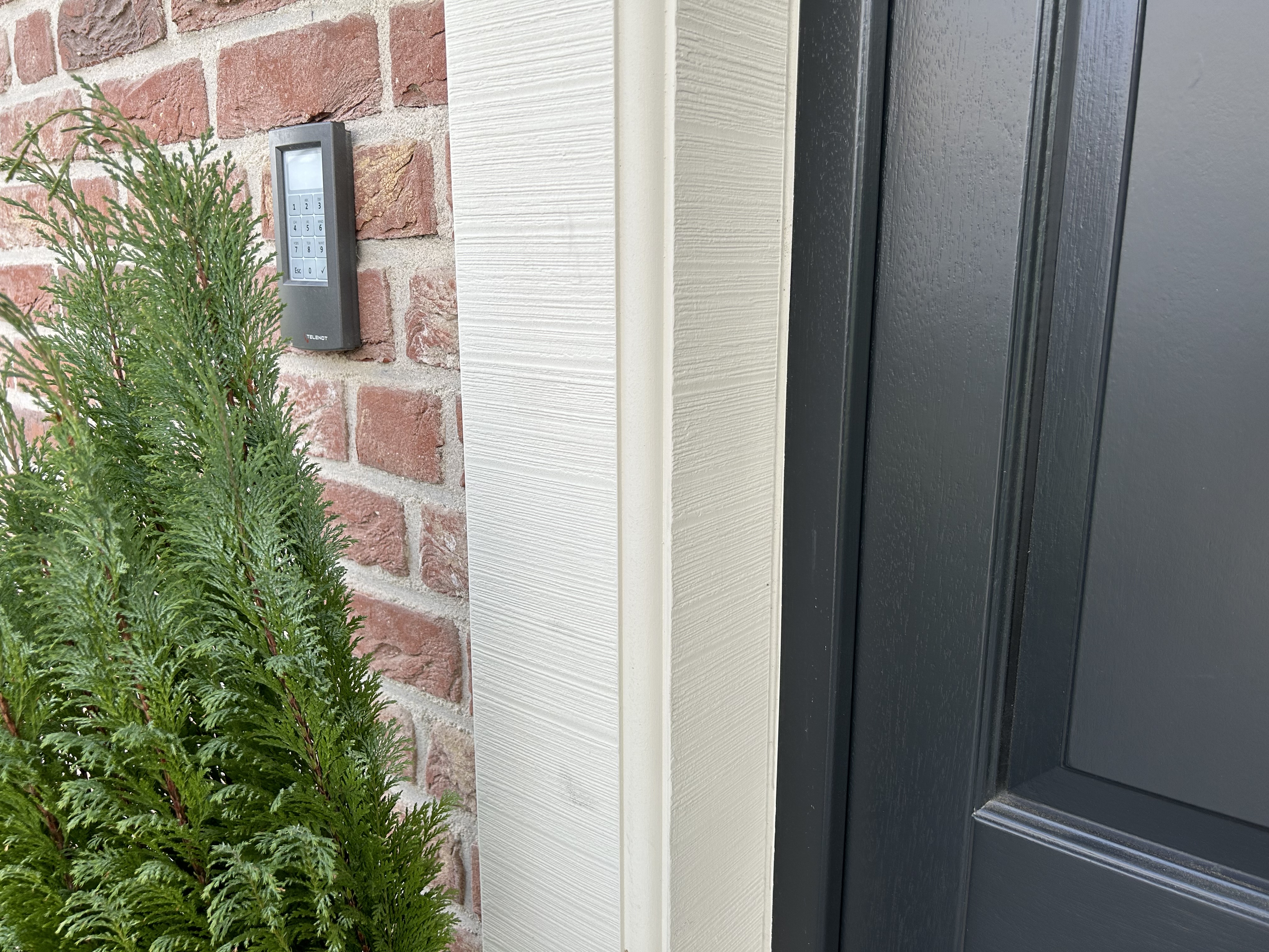 Fein-scharriertes Türgewände SLG 200 Winkel aus Beton