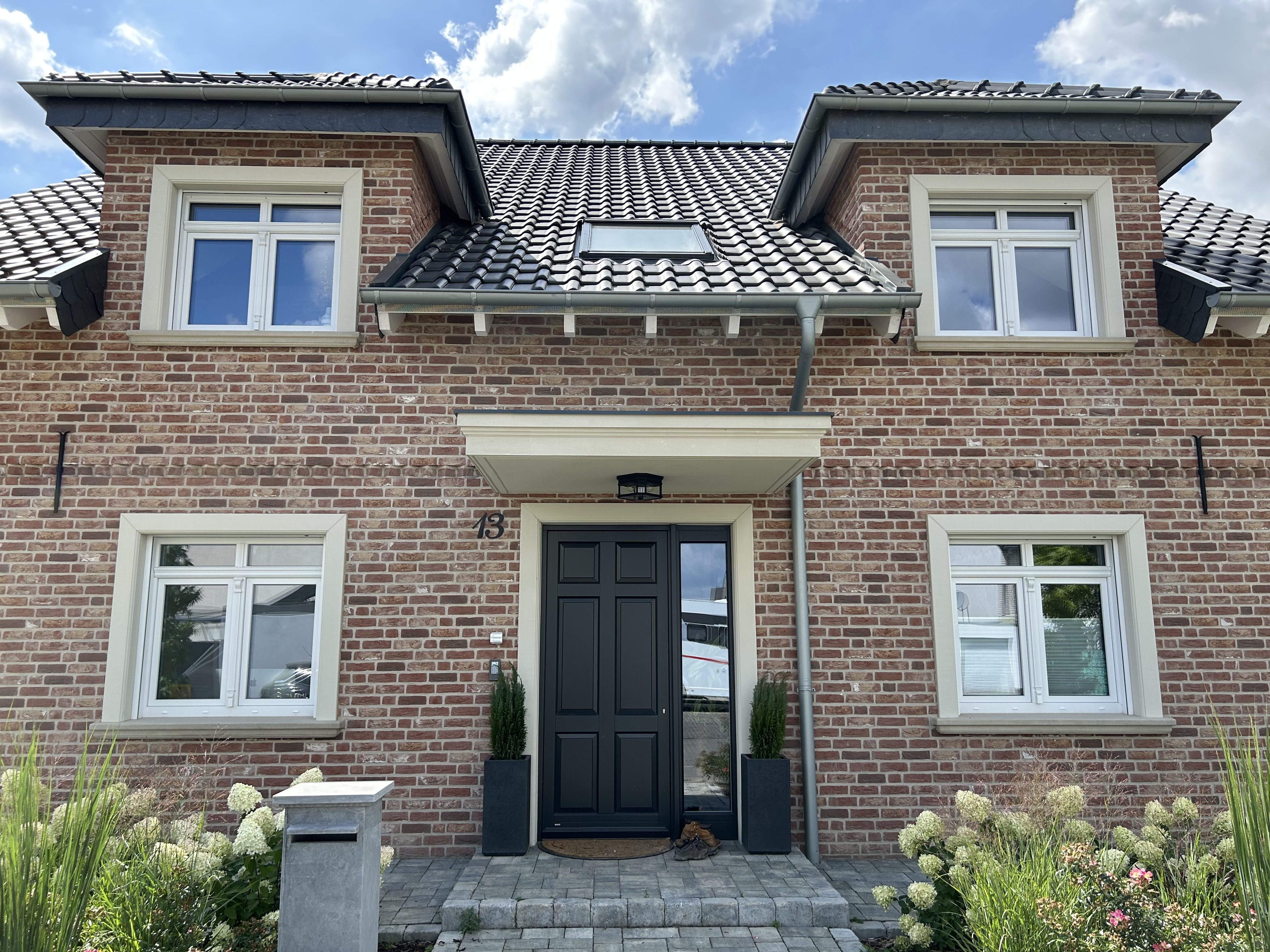 Klinkerfassade mit Gewänden SLG 200 und Massiv-Fensterbänken WSB 200